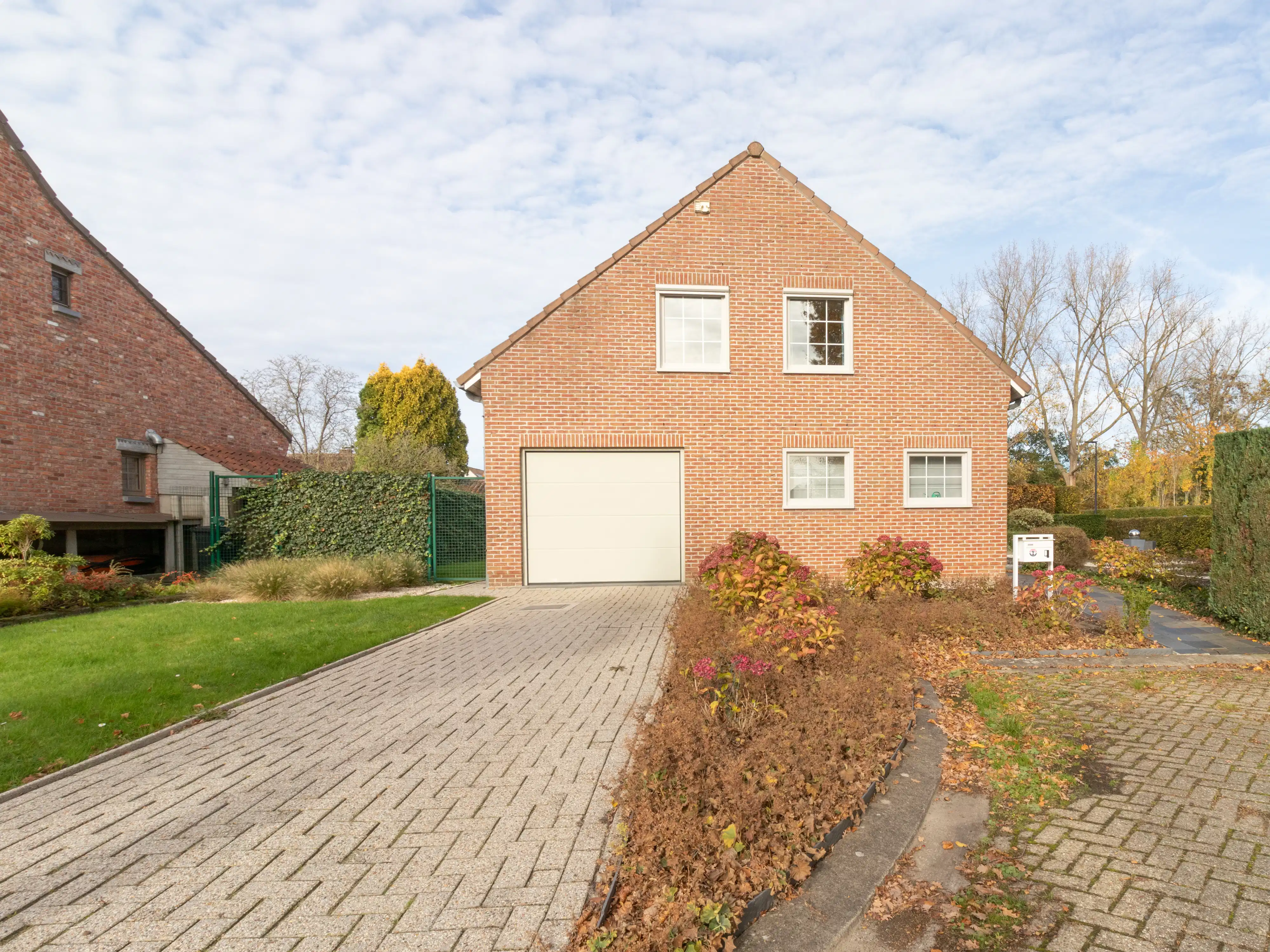 Goed gelegen woning met tuin en garage in Hove foto {{pictureIndex}}