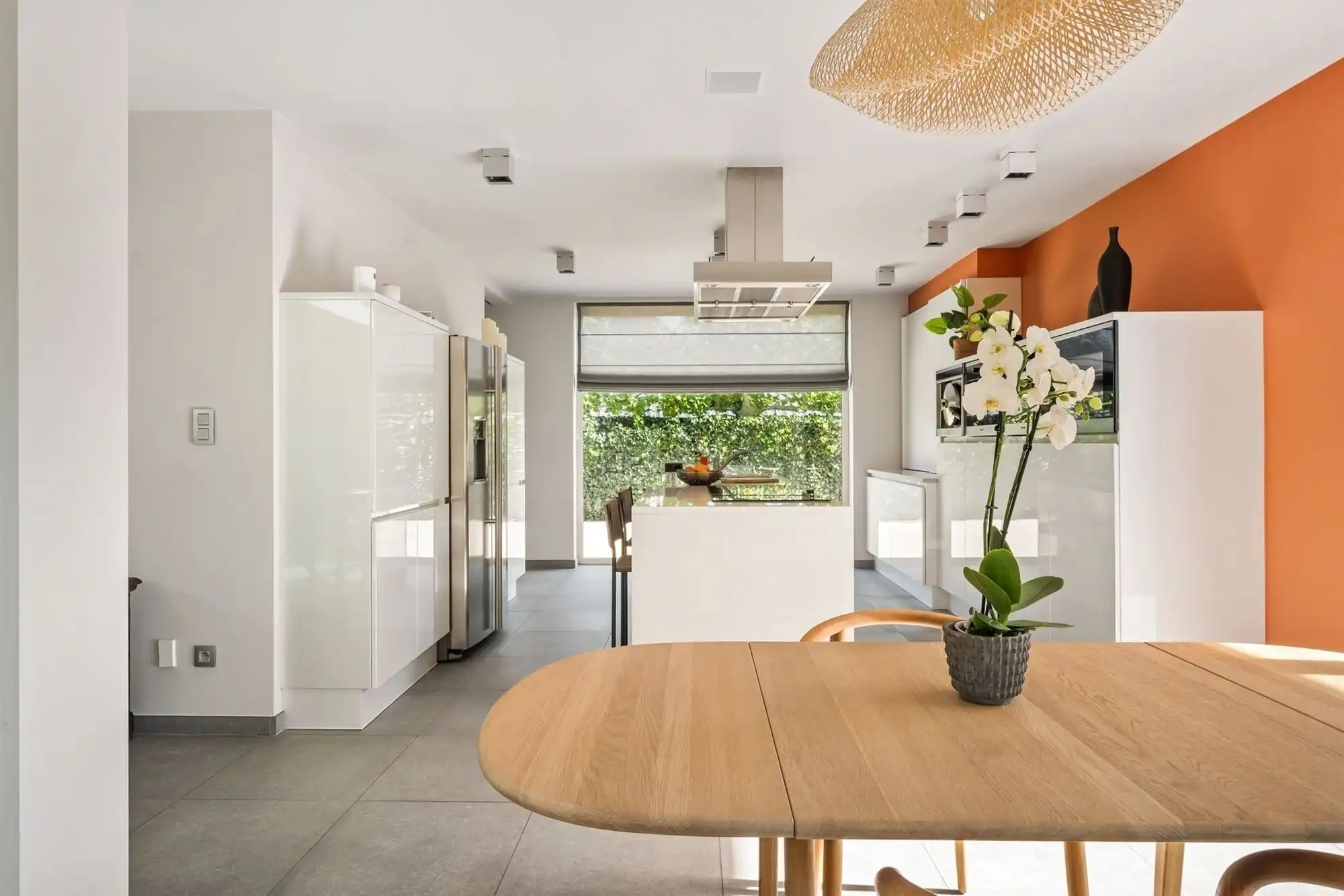 Knappe villa rond een glazen patio met gastenvleugel en 2 liften foto 11