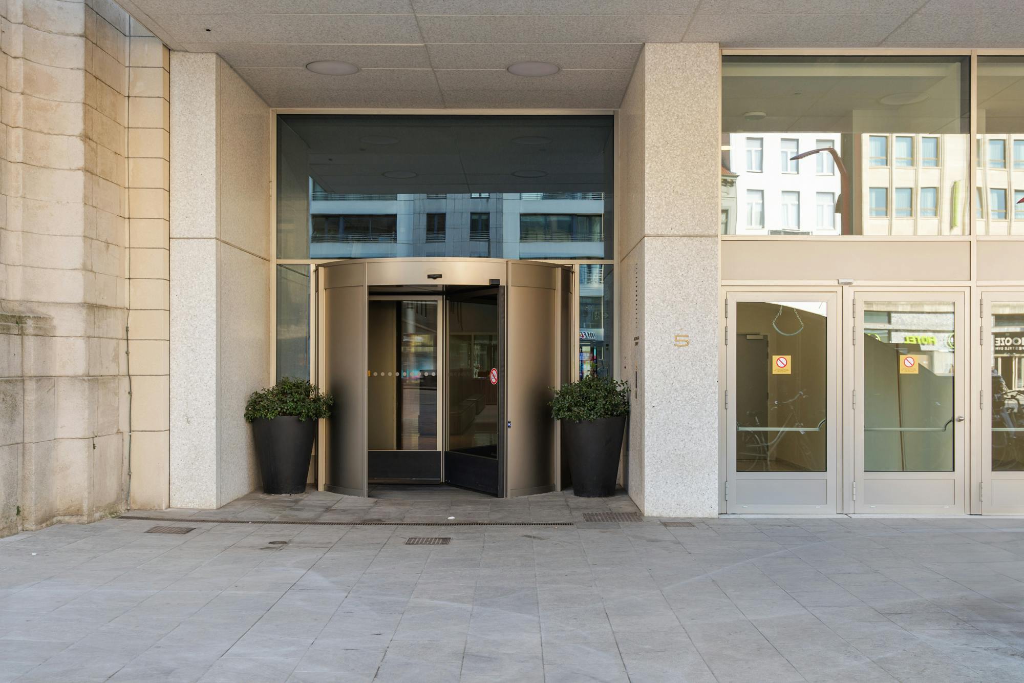 Exclusief wonen met panoramisch uitzicht in de Antwerp Tower foto 32