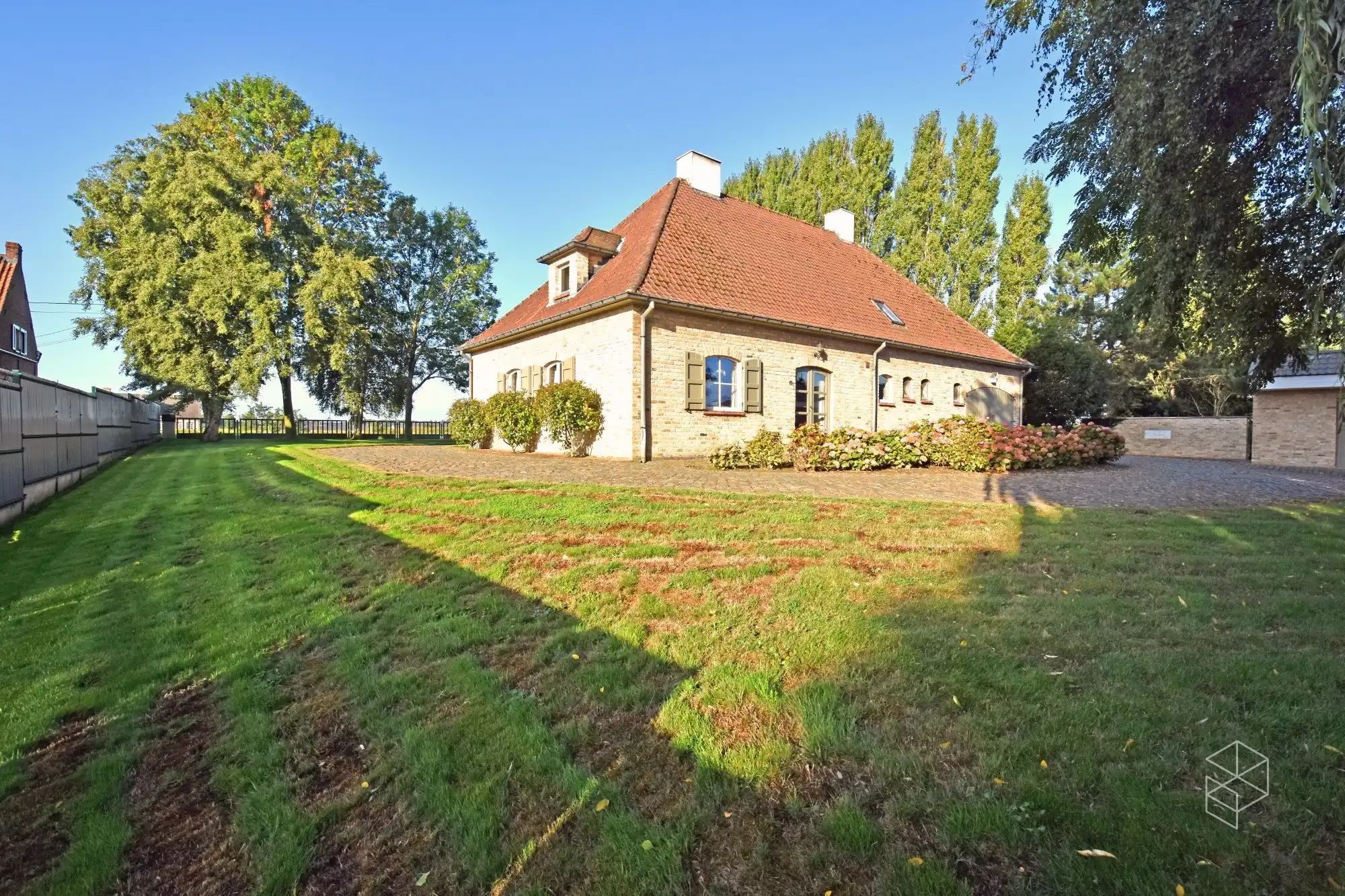 Klassevolle villa met bijgebouw op unieke ligging aan het kanaal Gent-Brugge foto 2