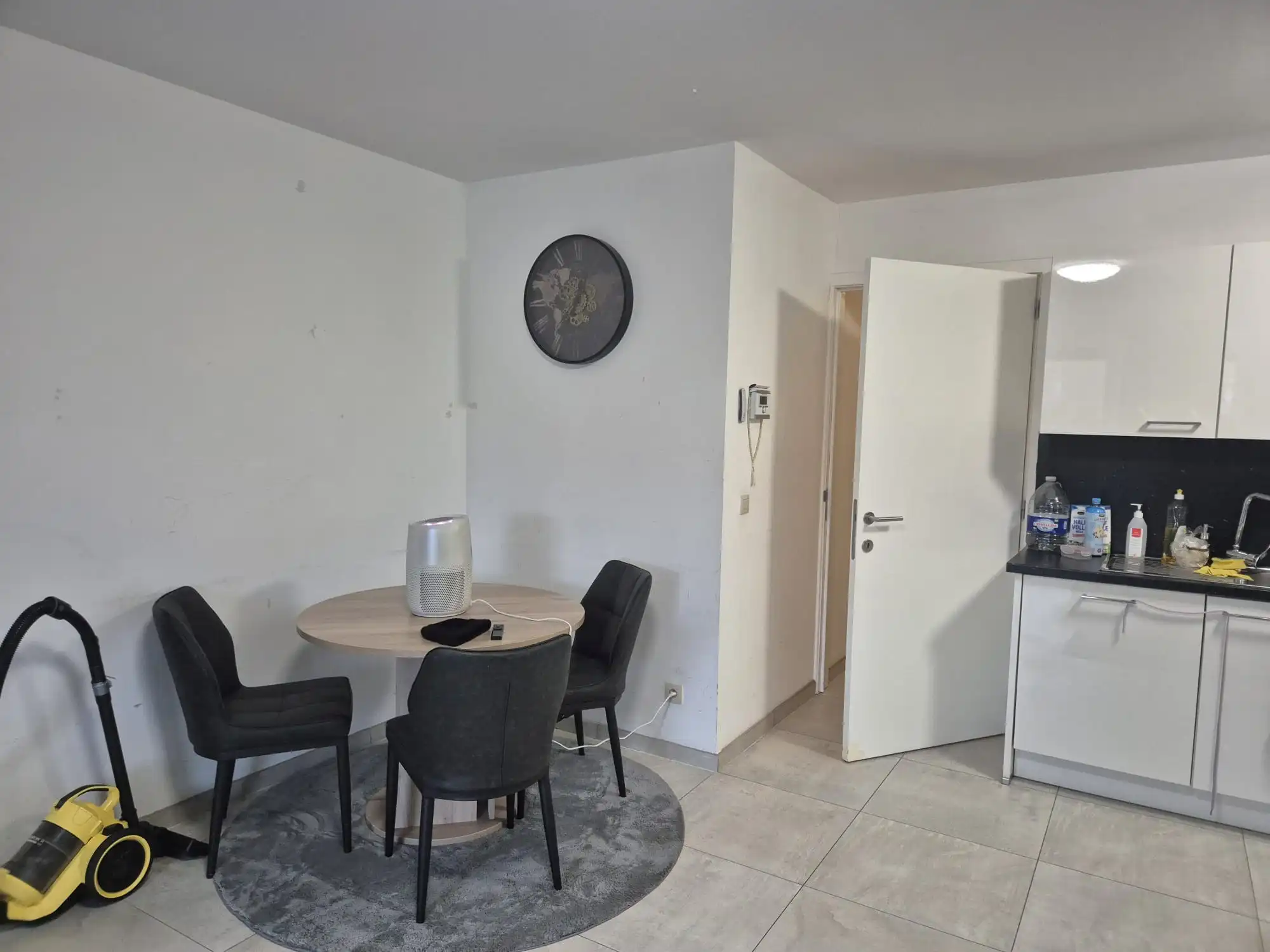 Modern één slaapkamerappartement met staanplaats te Maasmechelen foto 4