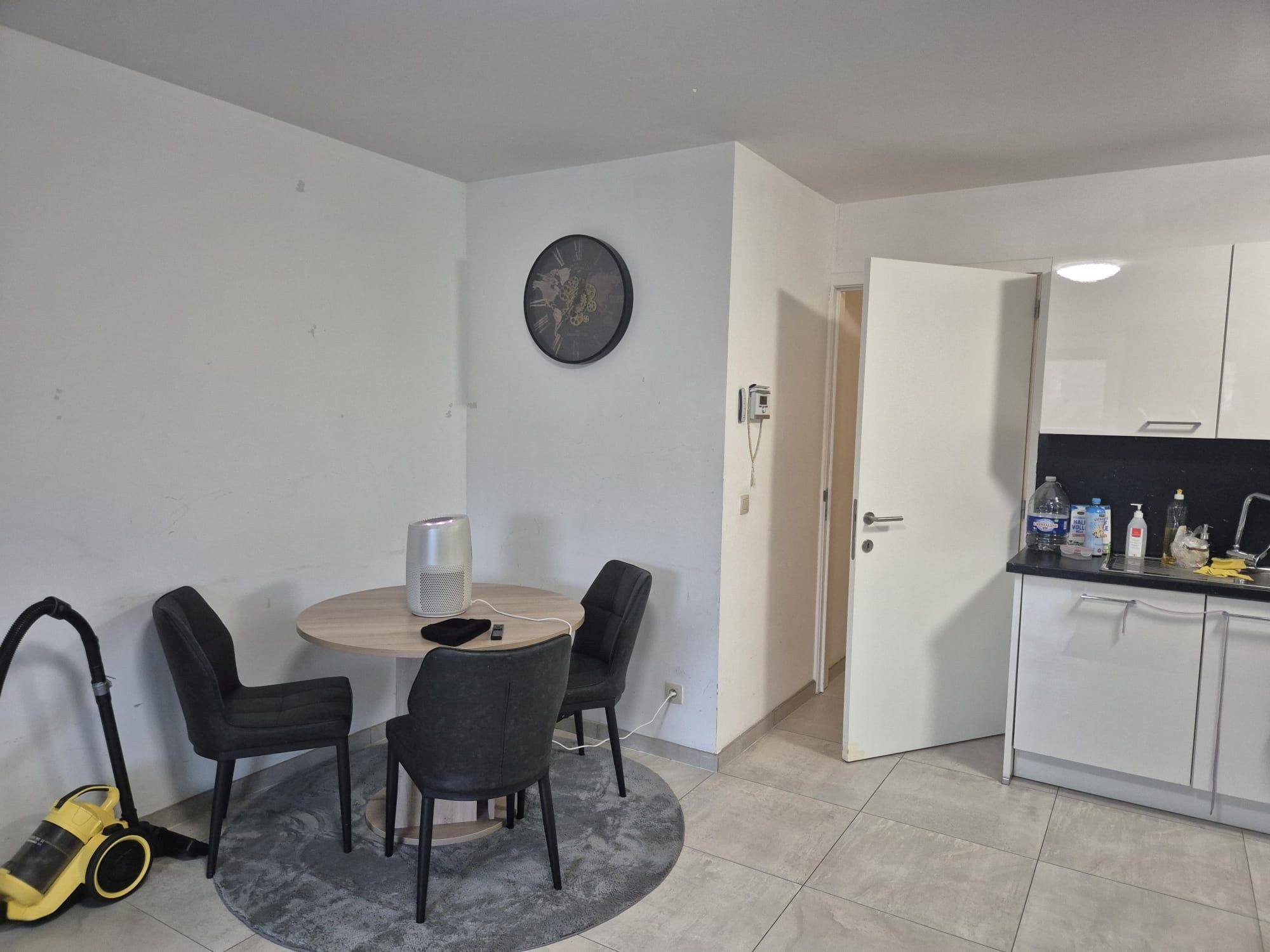 Modern één slaapkamerappartement met staanplaats te Maasmechelen foto 4