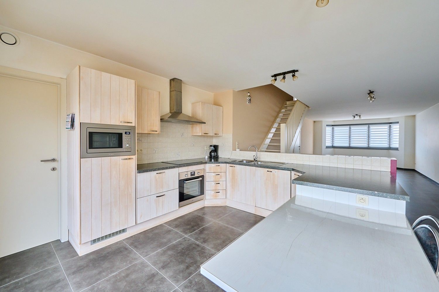Gunstig gelegen heel ruim, fraai afgewerkte, handelsruimte met afzonderlijk toegankelijke woonstgelegenheid (triplex appartement) foto 17