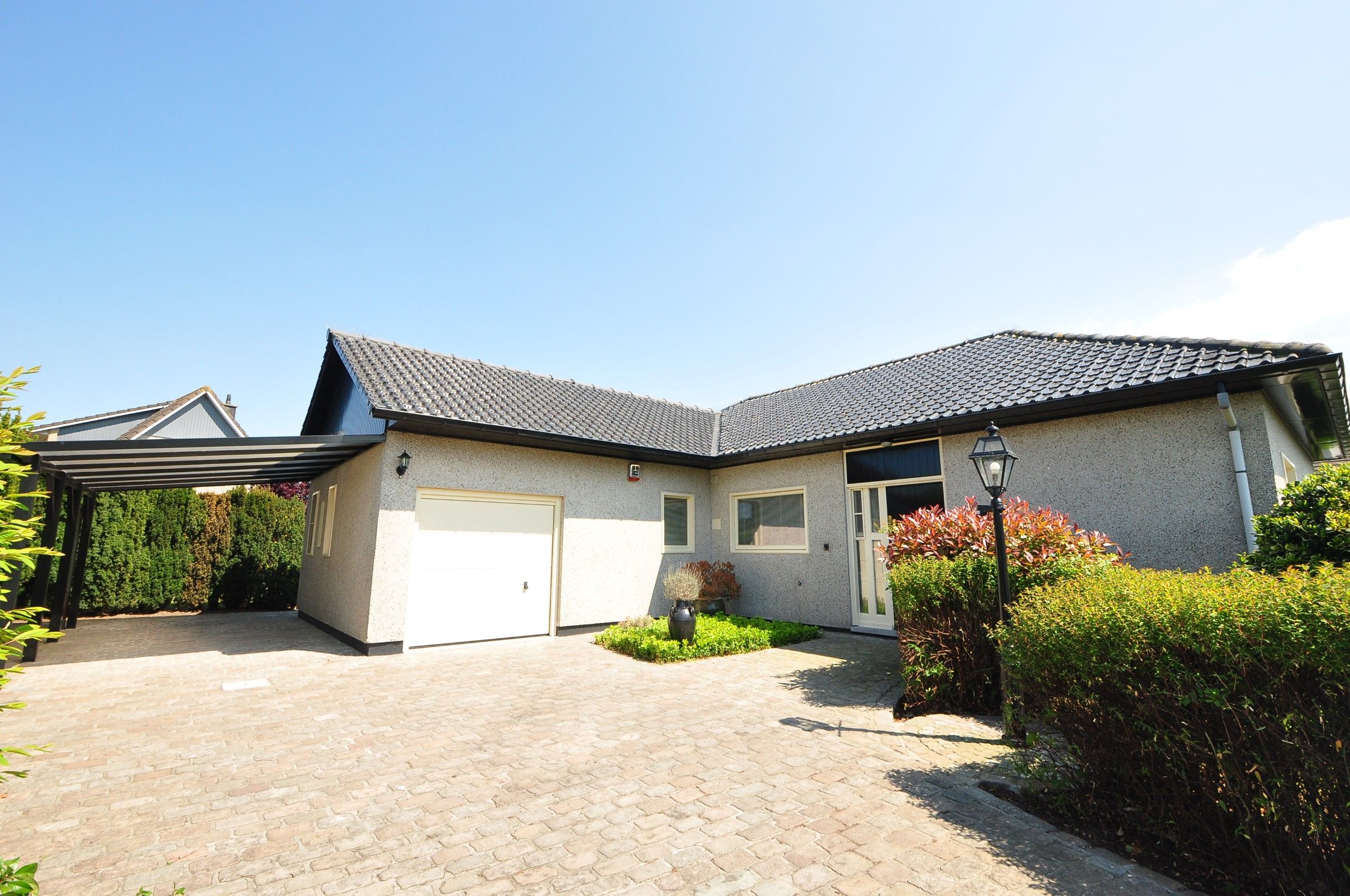 Alleenstaande woning met grote tuin, garage en carport te Zandvoorde foto 2