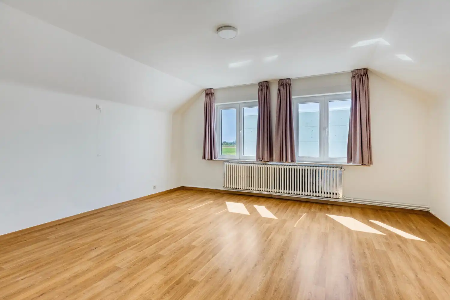 Bedrijfspand met woning en loods. foto 19