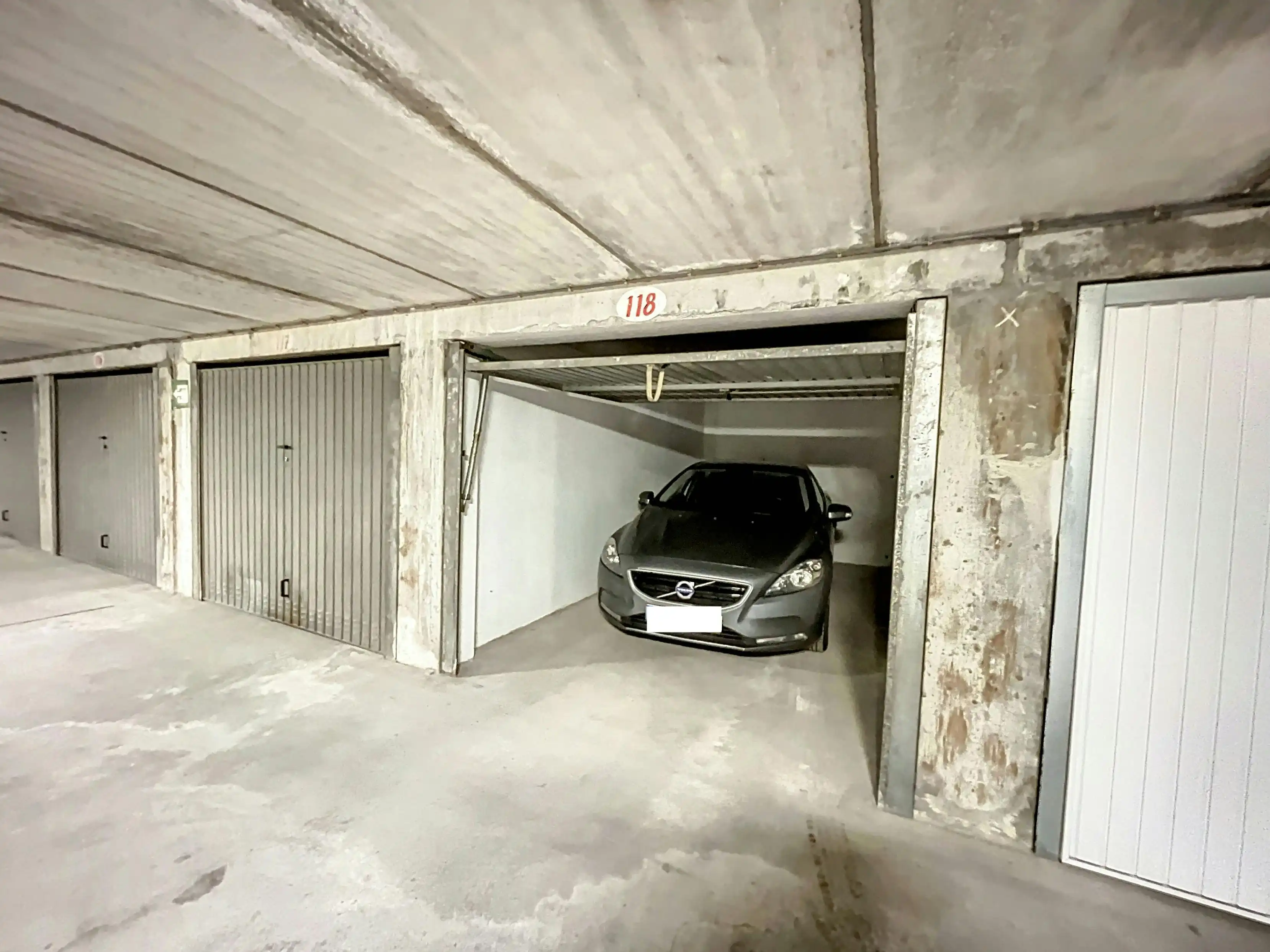 Garagebox te koop op het Hendrikaplein. foto 2