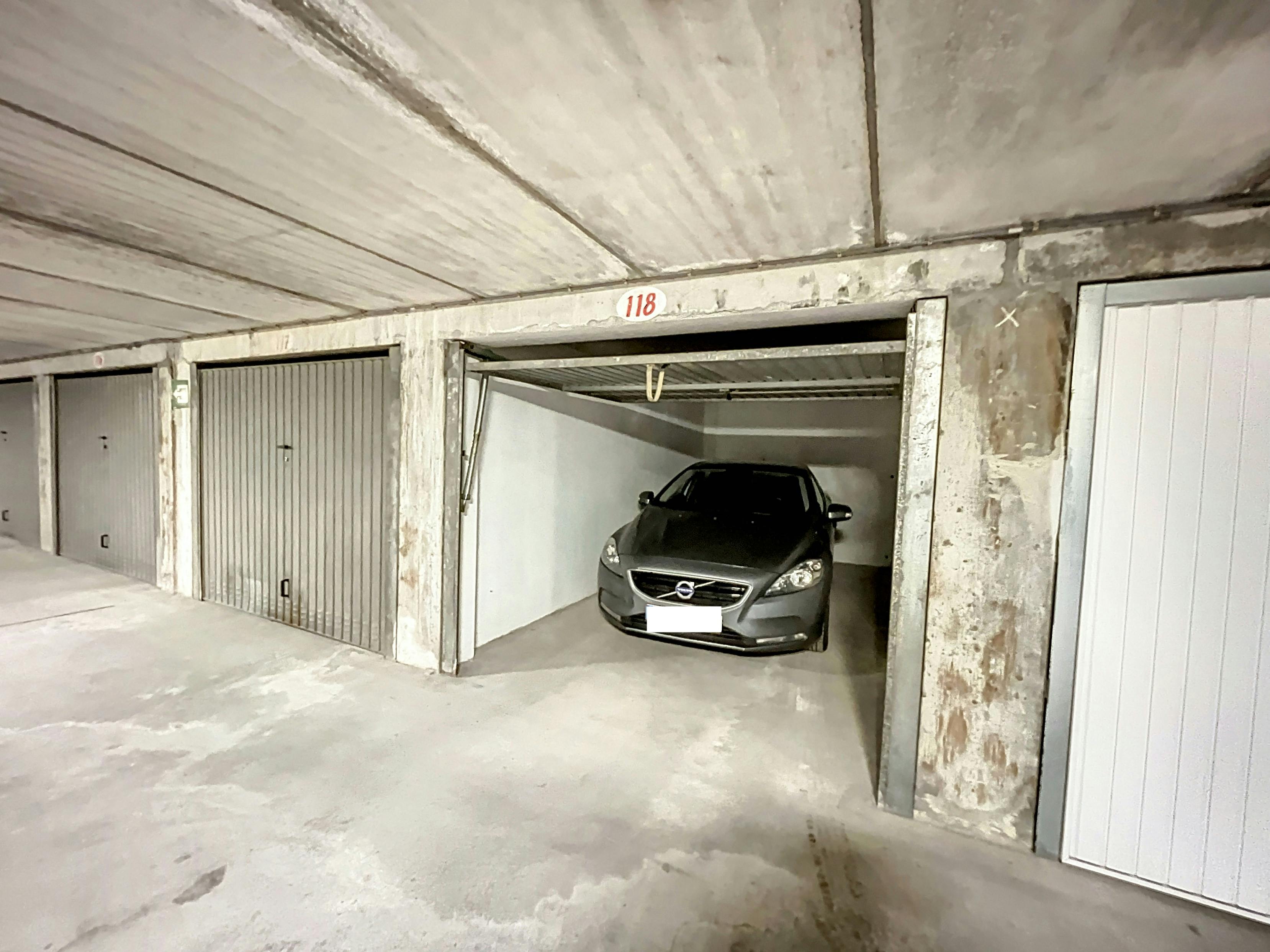 Garagebox te koop op het Hendrikaplein. foto 2