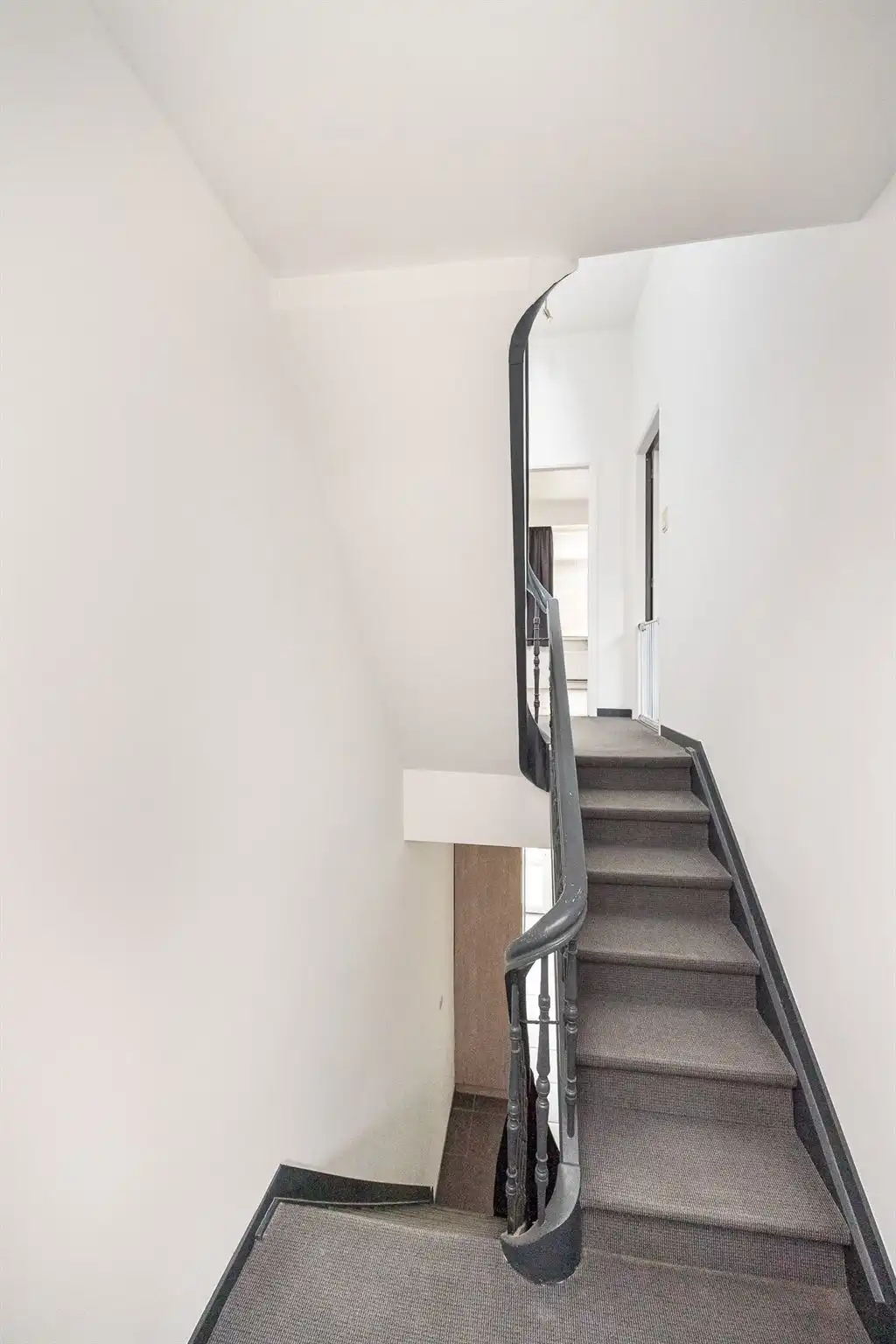 Ruime instapklare woning vlakbij het Rivierenhof foto 12