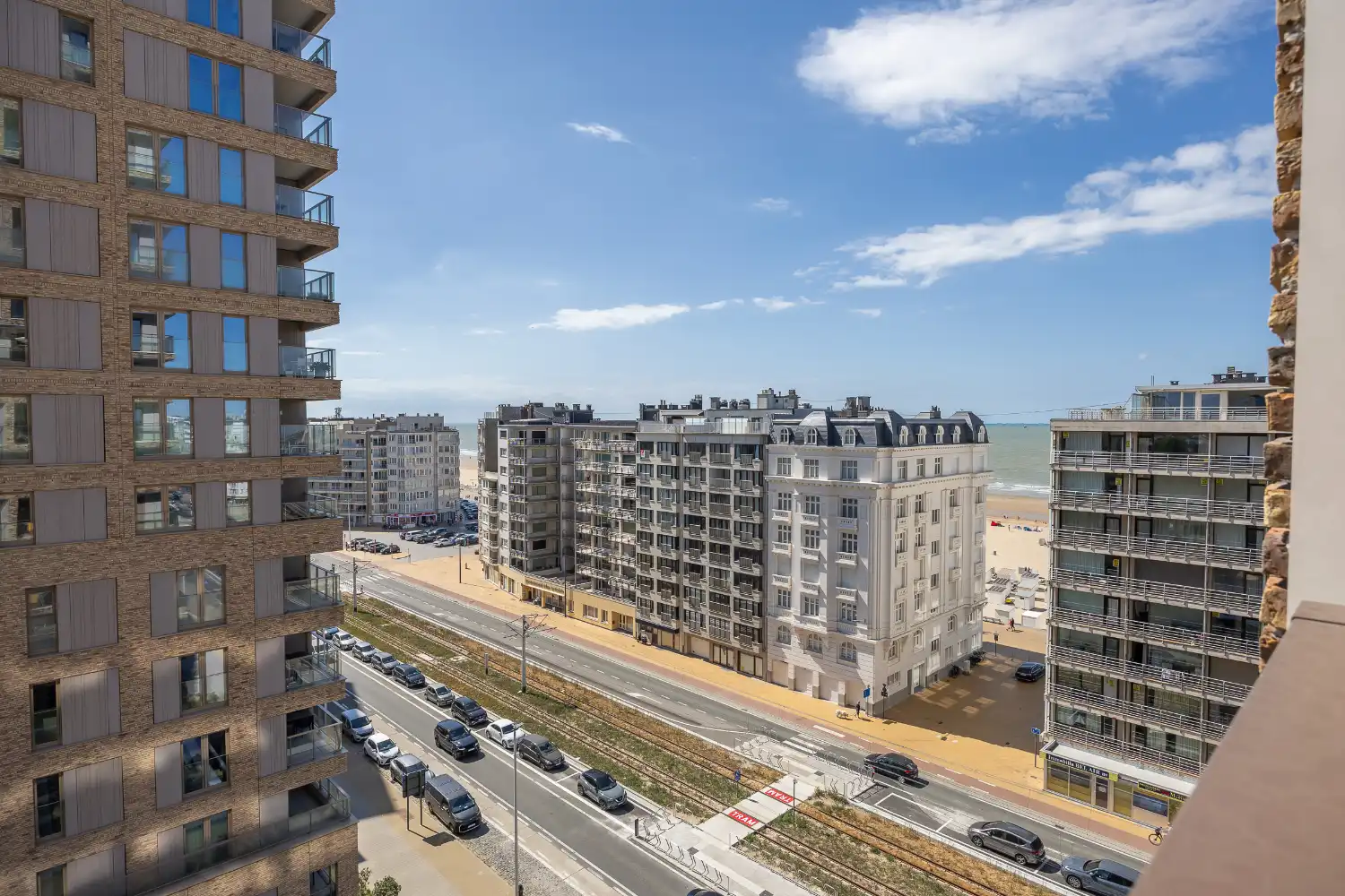 Assistentie-appartement met zijdelings zeezicht op steenworp van de zeedijk. foto 8