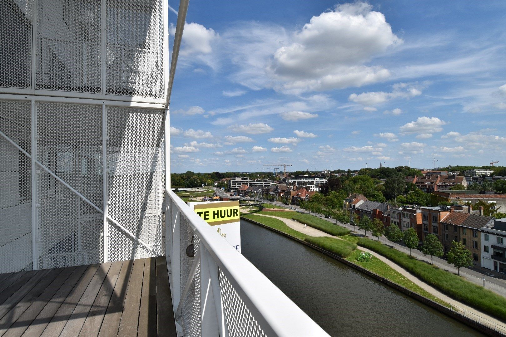 Modern 2-slaapkamer appartement met terras in de K-Tower aan de Leie in Kortrijk foto 16