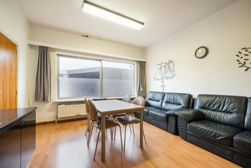 Gelijkvloers appartement met handelsruimte en parking nabij centrum Roeselare foto 4