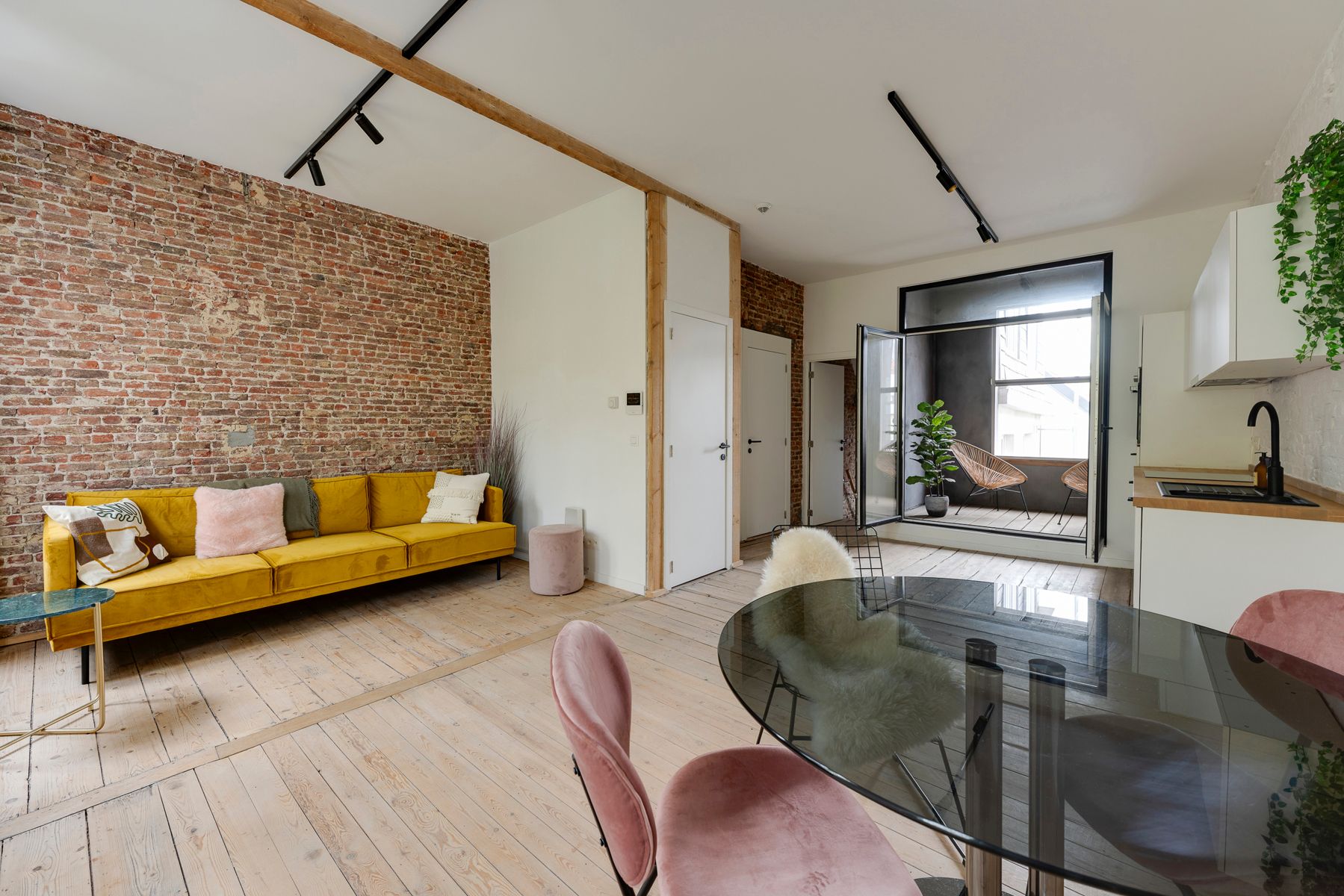 Bemeubelde cityloft met terras op het hippe Zuid foto {{pictureIndex}}