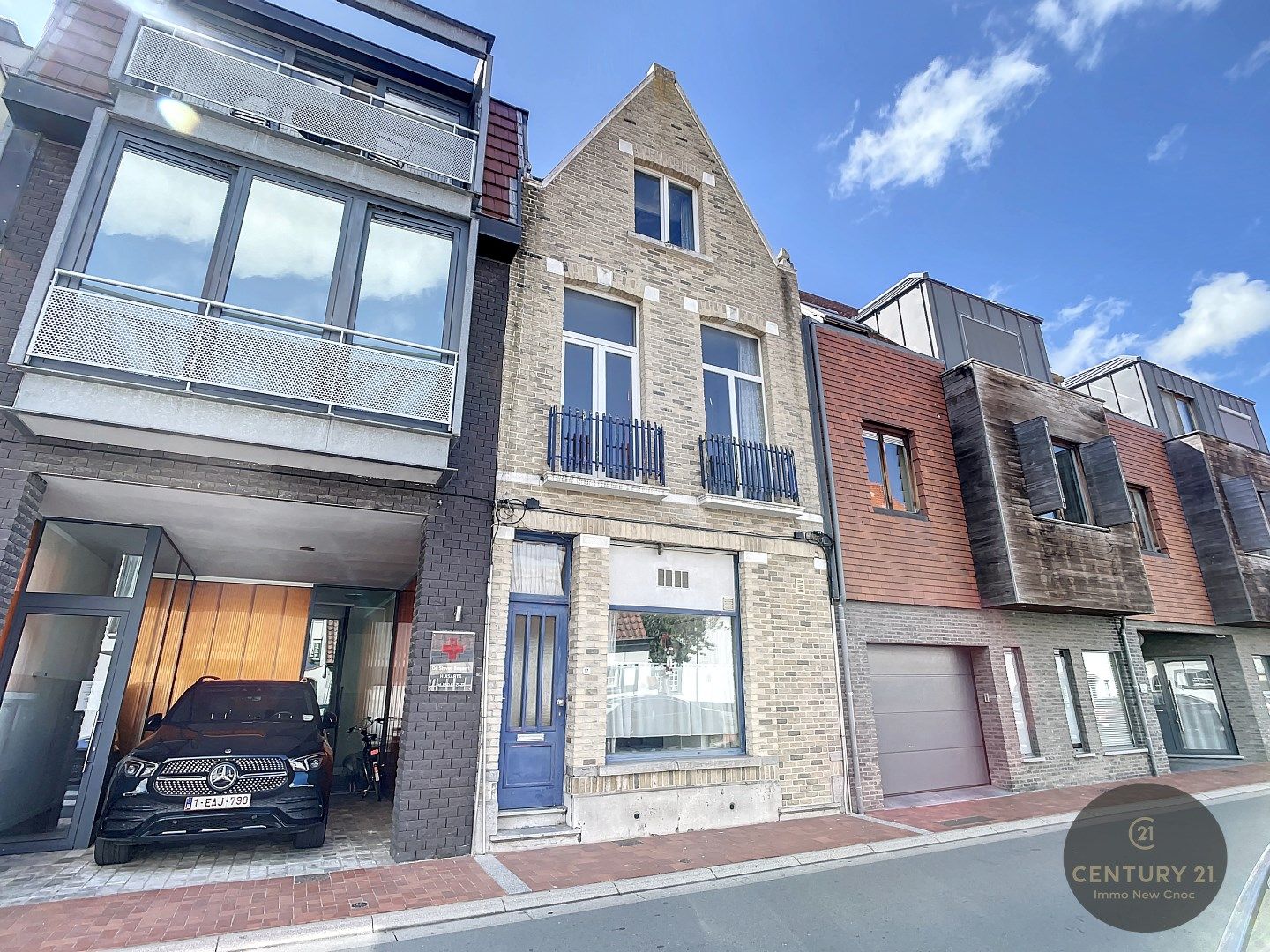 ZEER RUIME rijwoning te Knokke  foto {{pictureIndex}}