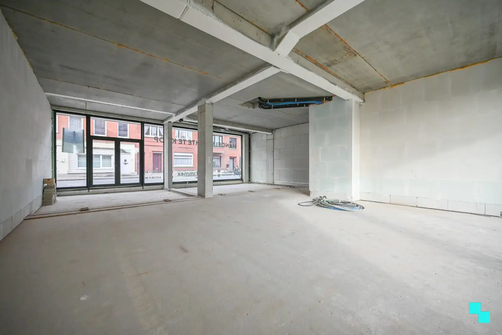 Centraal gelegen handelsruimte met ruime parkeermogelijkheid! foto 7