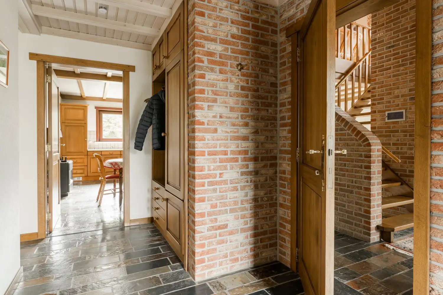 armante woning met karaktervolle architectuur in hartje Hamont-Achel - Posthoornstraat 13 foto 2