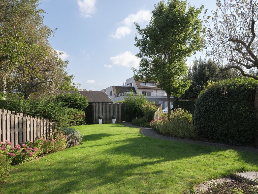 Voormalige dokterswoning (283 m²) met aangename tuin en dubbele garage foto 12