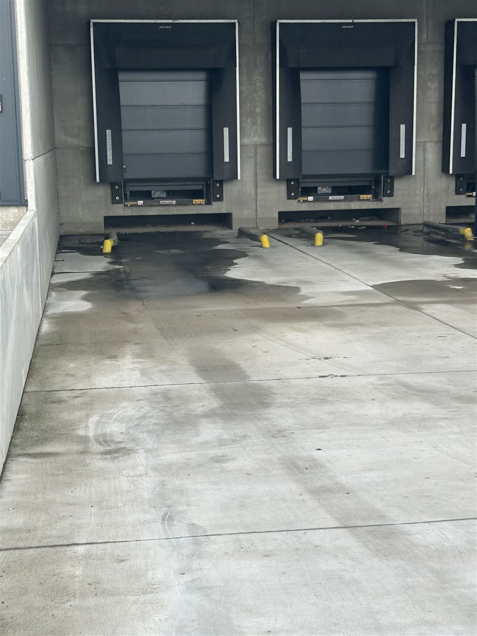 Loods met kade foto 8