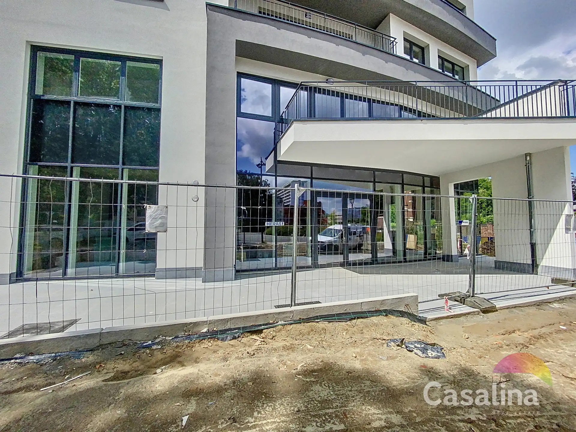 Handelsgelijkvloers te huur in een nieuwbouwproject foto 9