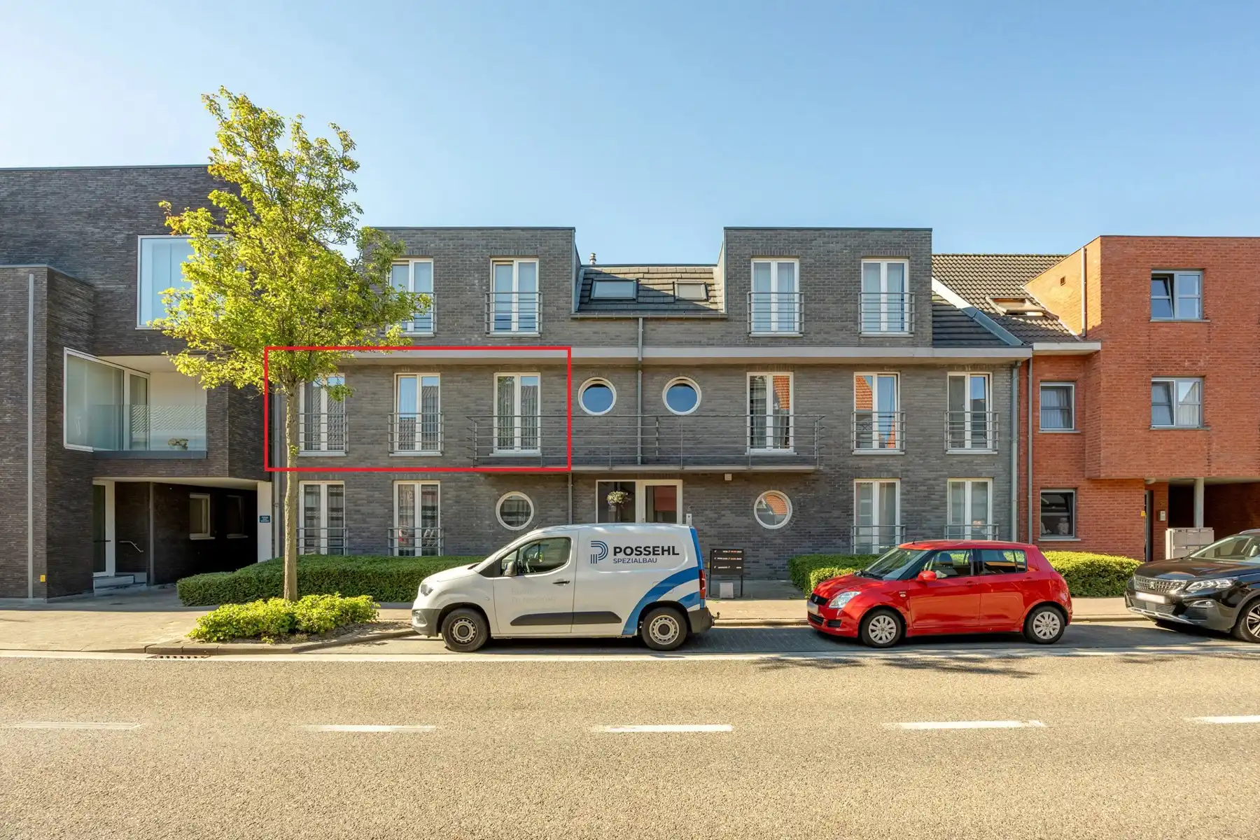 Instapklaar appartement op de 1ste verdieping met 2 slaapkamers, terras en autostaanplaats.  foto {{pictureIndex}}