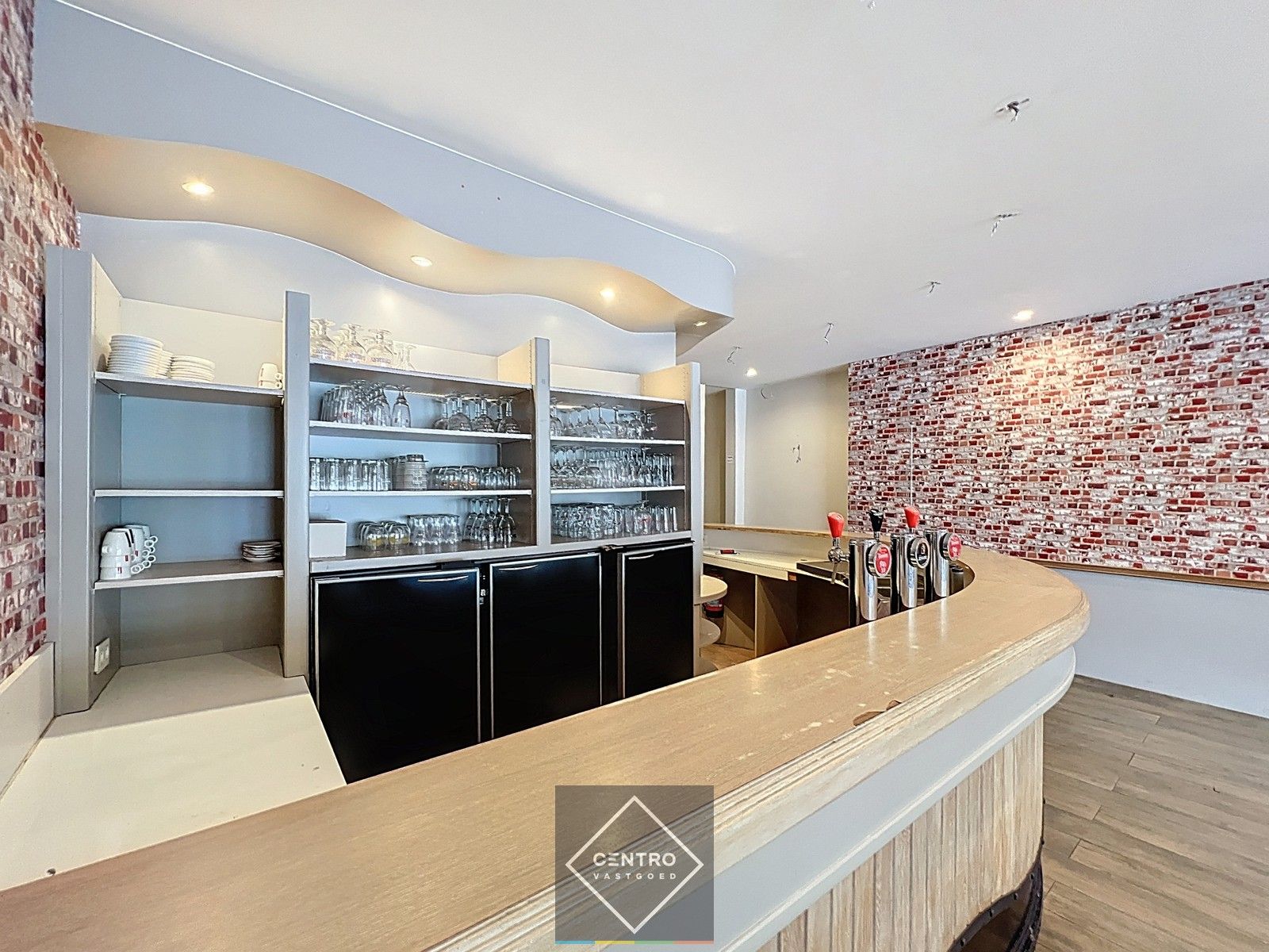 Ruim instapklaar handelspand met te renoveren woning (vroeger café Comodo en ook café Mozart) op de Grote Markt (Izegem) ! foto 8