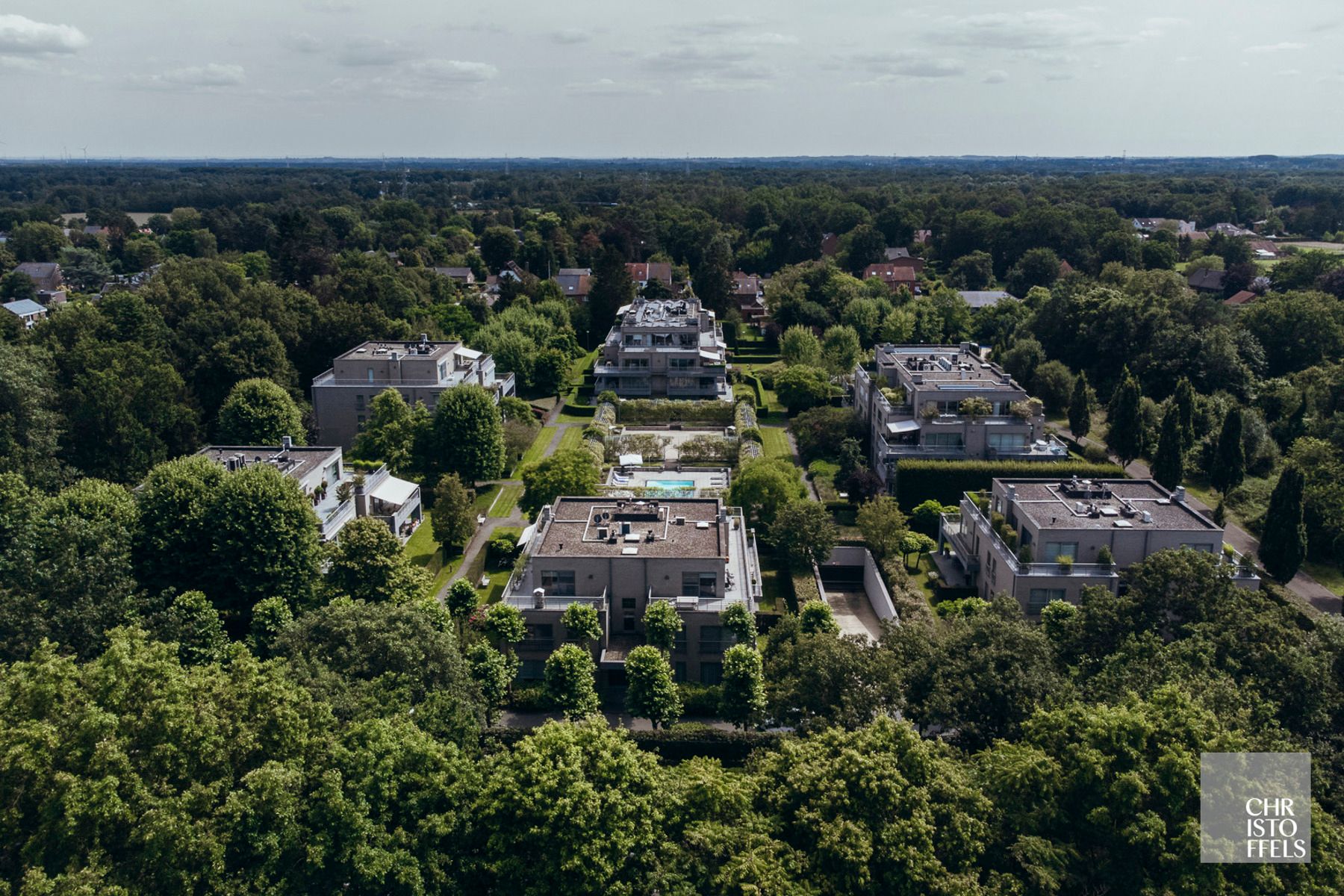 Exclusief villa-appartement (183m²) met privé tuin gelegen in een afgesloten park met buitenzwembad. foto {{pictureIndex}}