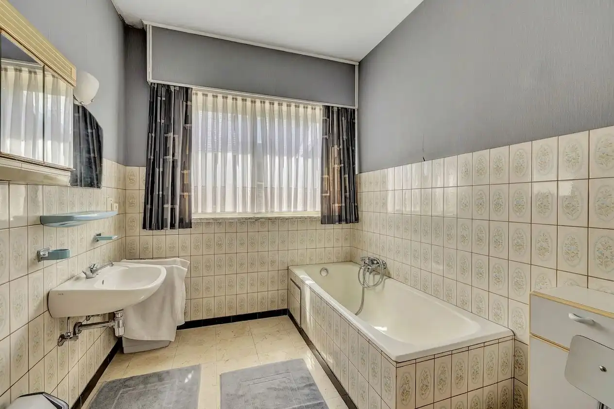Te renoveren bungalow met zonnige tuin op toplocatie foto 10