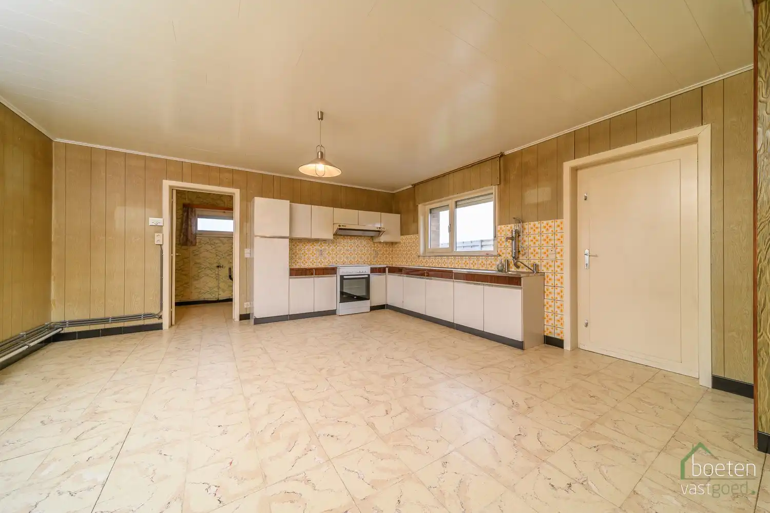 ALVERINGEM: Landhuis met conformiteitsattest, 2 (mog. 3) slaapkamers, interessant bijgebouw en dubbele garage met tuin op 795m² grondopp. foto 4