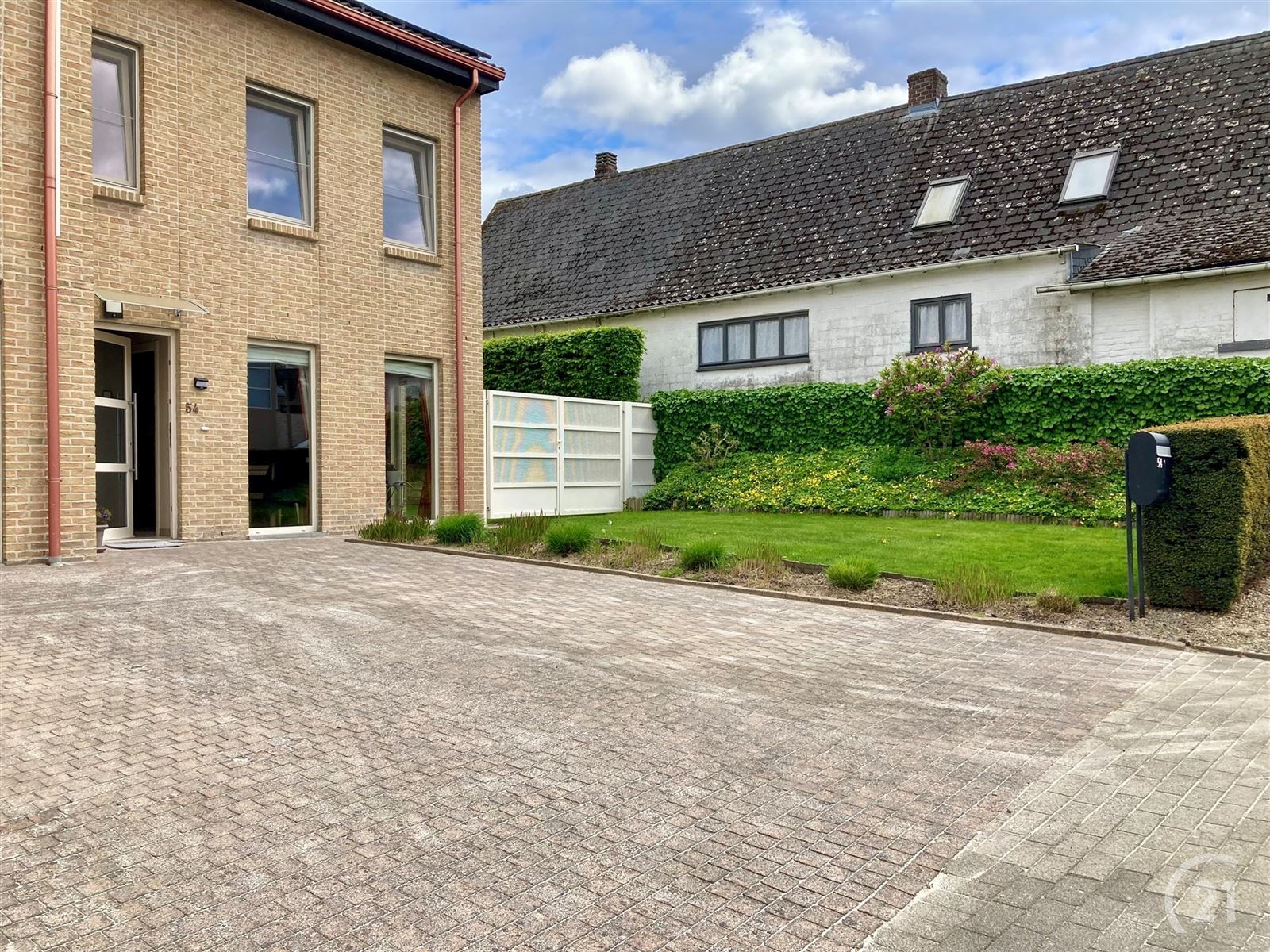 Instapklare halfopen bebouwing met veranda, zonnepanelen en tuin in rustige straat ! foto 9
