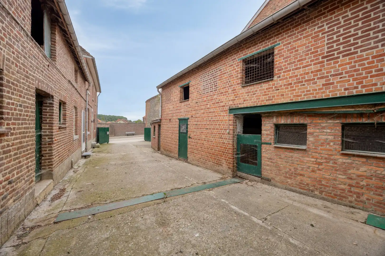 Hoevewoning met binnenkoer, stallingen en grote opslagruimte foto 19