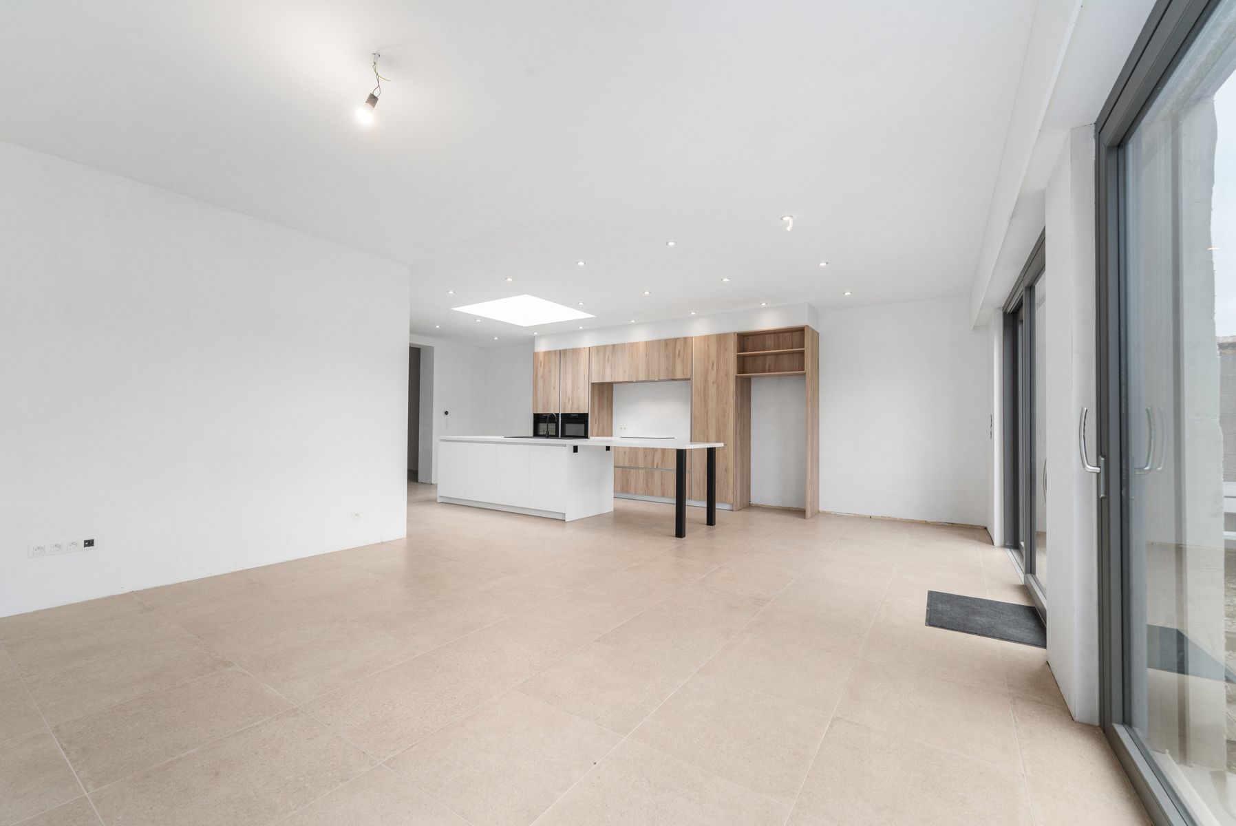 TE KOOP - Ruime deels gerenoveerde woning van 280m²  foto 2