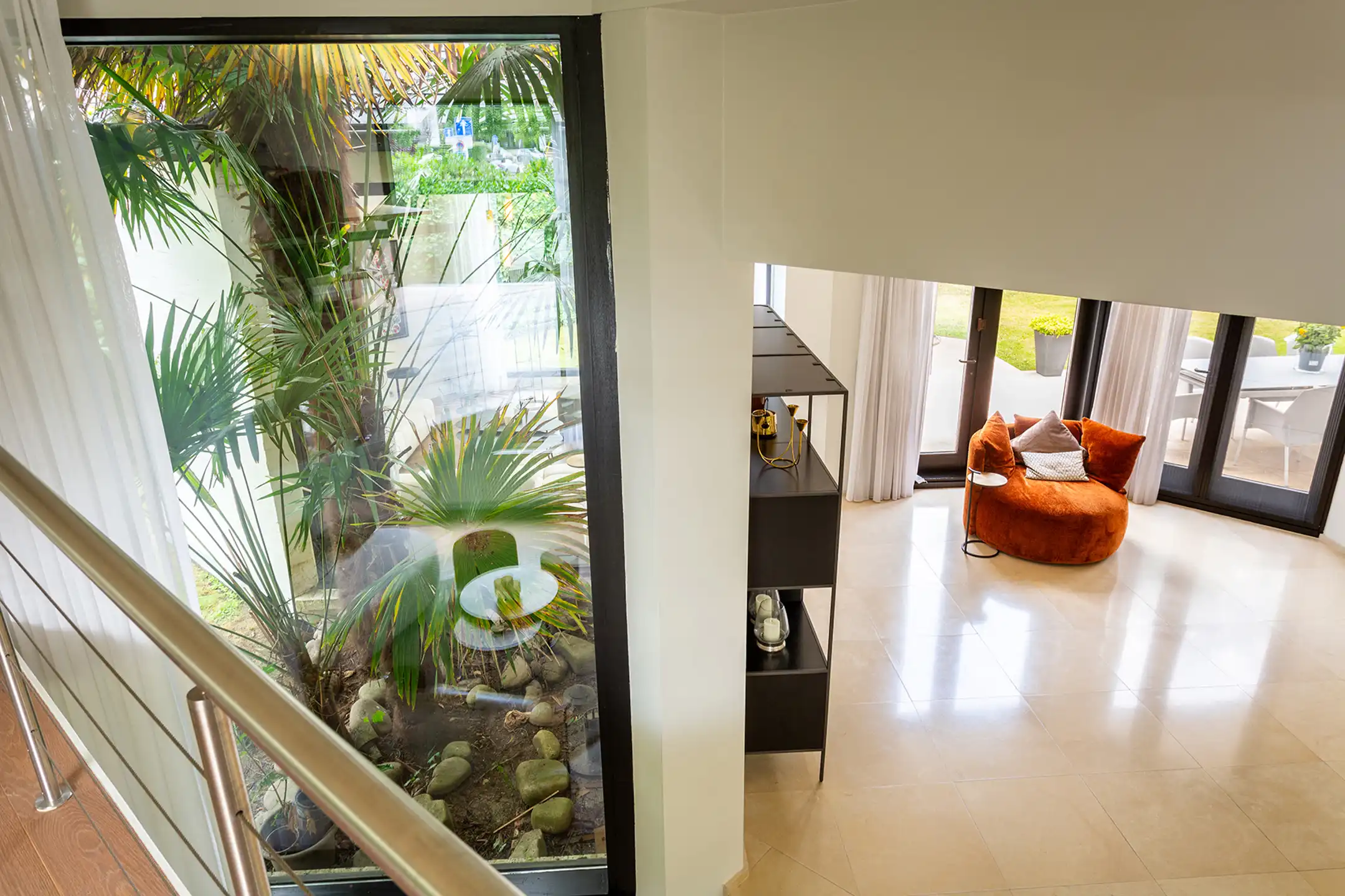 Topgelegen architectenwoning met ruim tuin en binnenzwembad. foto 13