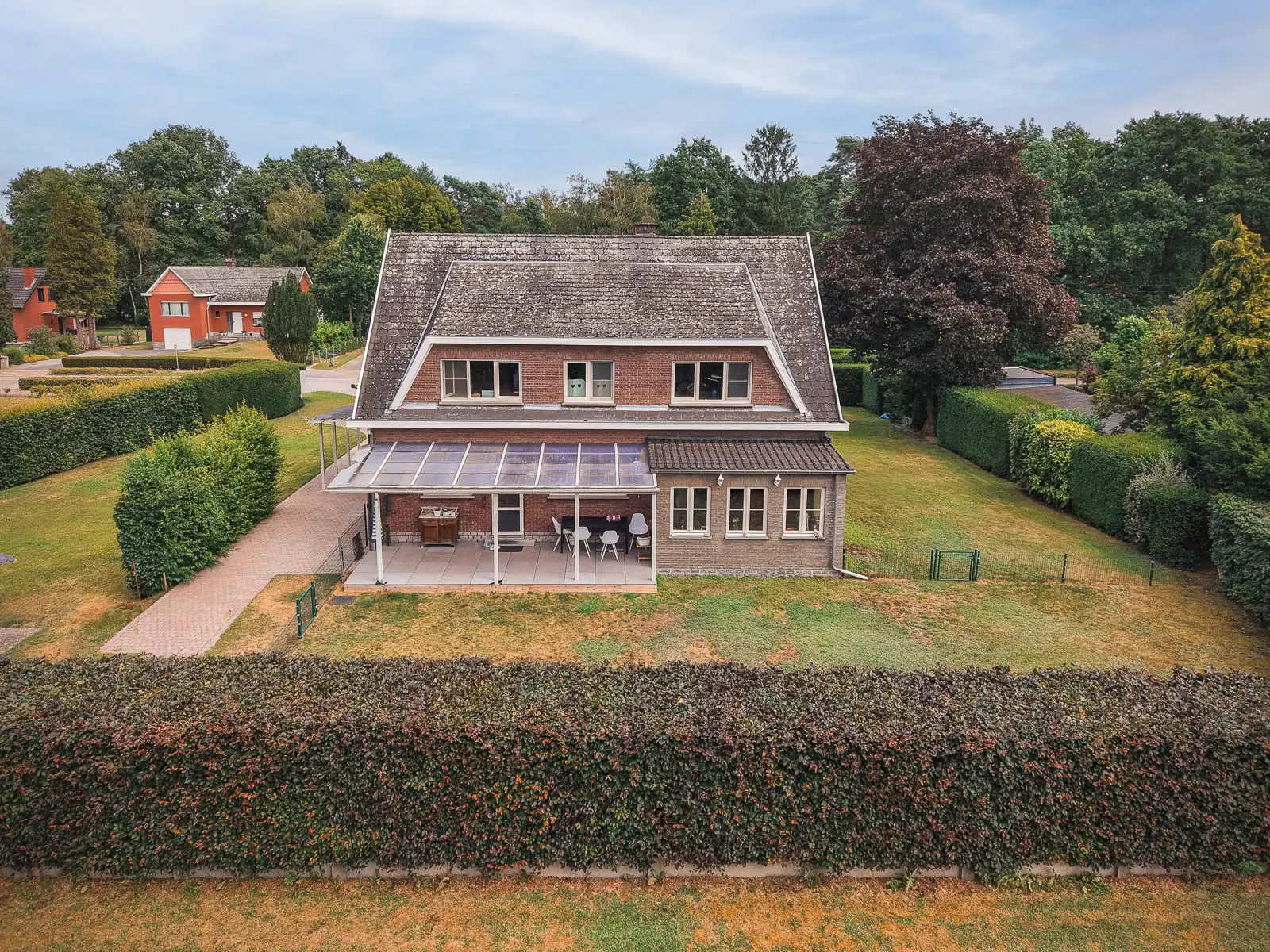 Prachtige villa omgeven door groen foto 5