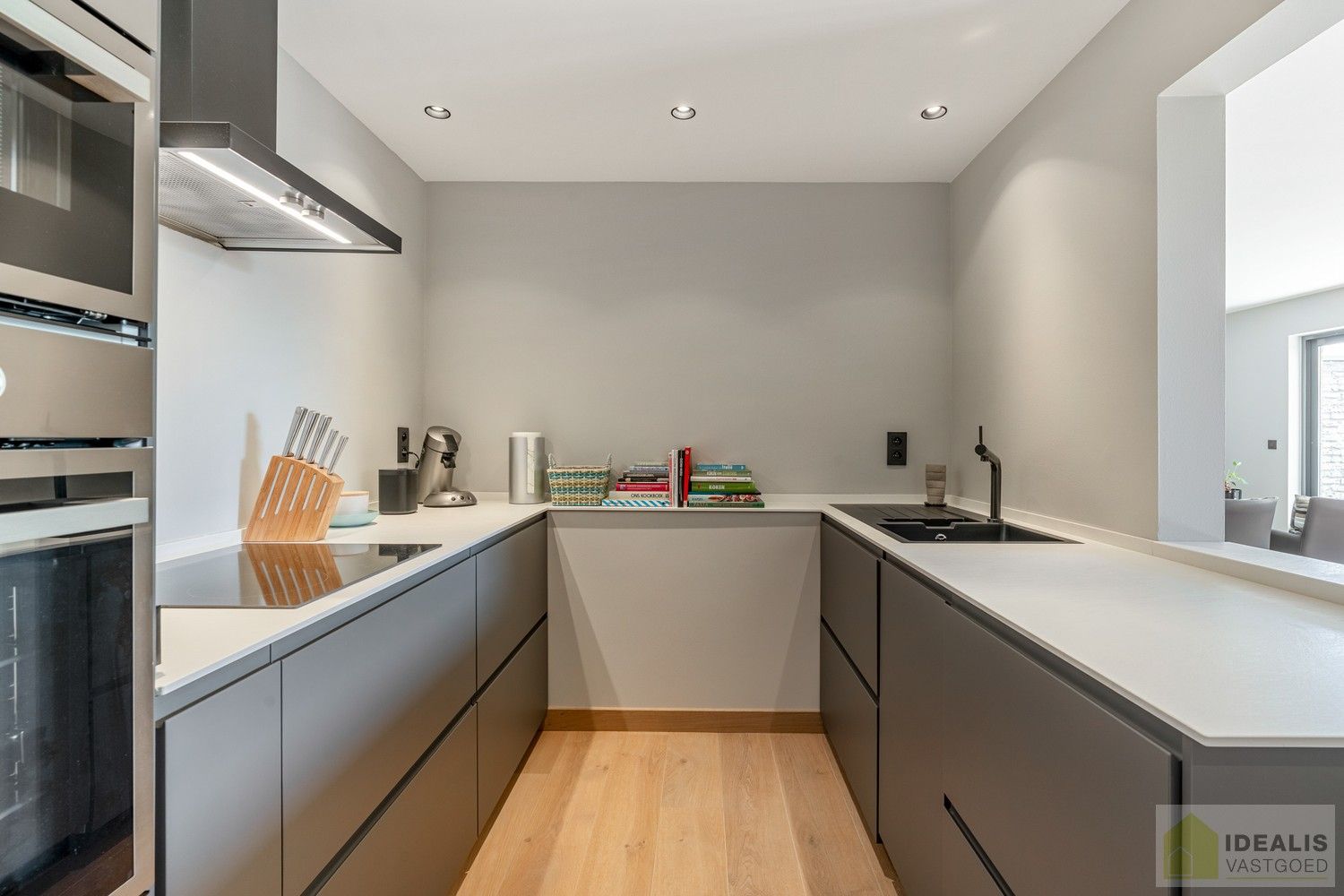 DEALIS VASTGOED – INSTAPKLAAR APPARTEMENT MET 2 SLAAPKAMERS, LICHTRIJKE LEEFRUIMTE, BADKAMER, GOED UITGERUSTE KEUKEN, GARAGEBOX EN AUTOSTAANPLAATS OP EEN UITERST GUNSTIGE LOCATIE AAN DE RAND VAN HET CENTRUM VAN PELT! foto 18