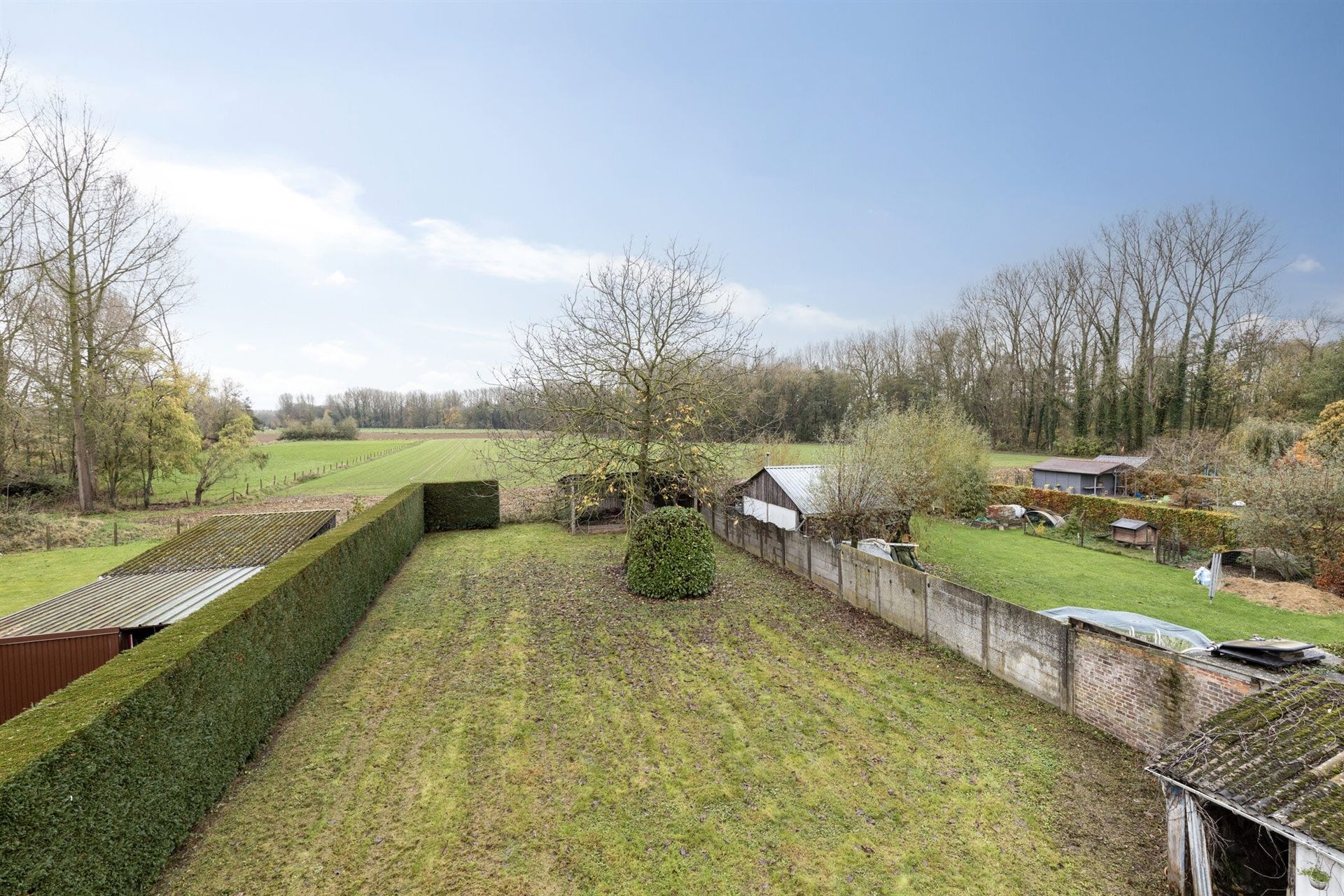 Hoofdfoto van de publicatie: ONDER COMPROMIS! Landelijk zicht achter deze te renoveren woning 