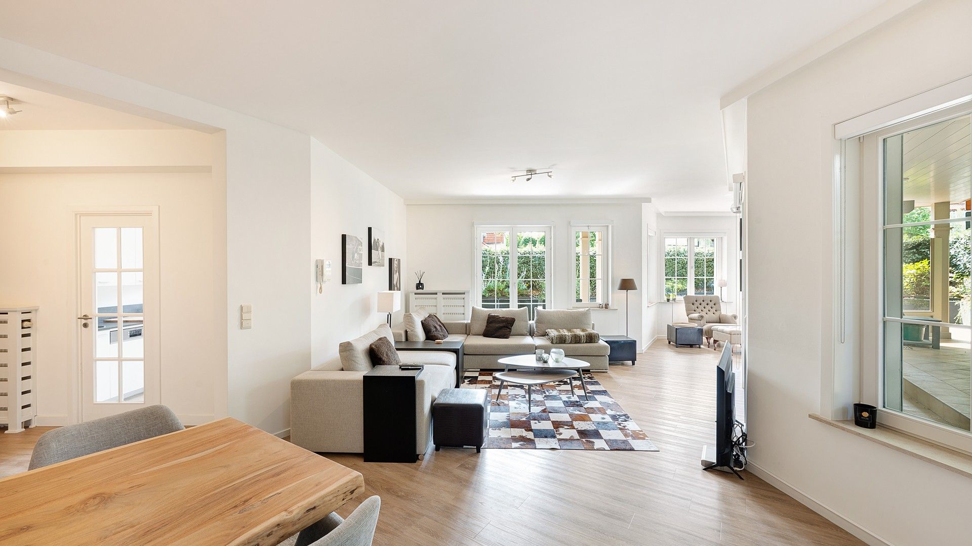 Heel ruim appartement van 165m² in de villaresidentie Elysée vlakbij het strand en het Albertplein, hartje Zoute. foto 4