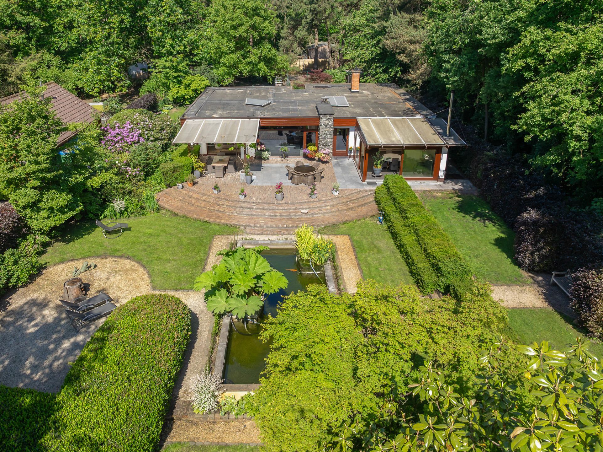 Laagbouwwoning op 2848 m² met Zwemvijver en Prachtige Tuin foto 2