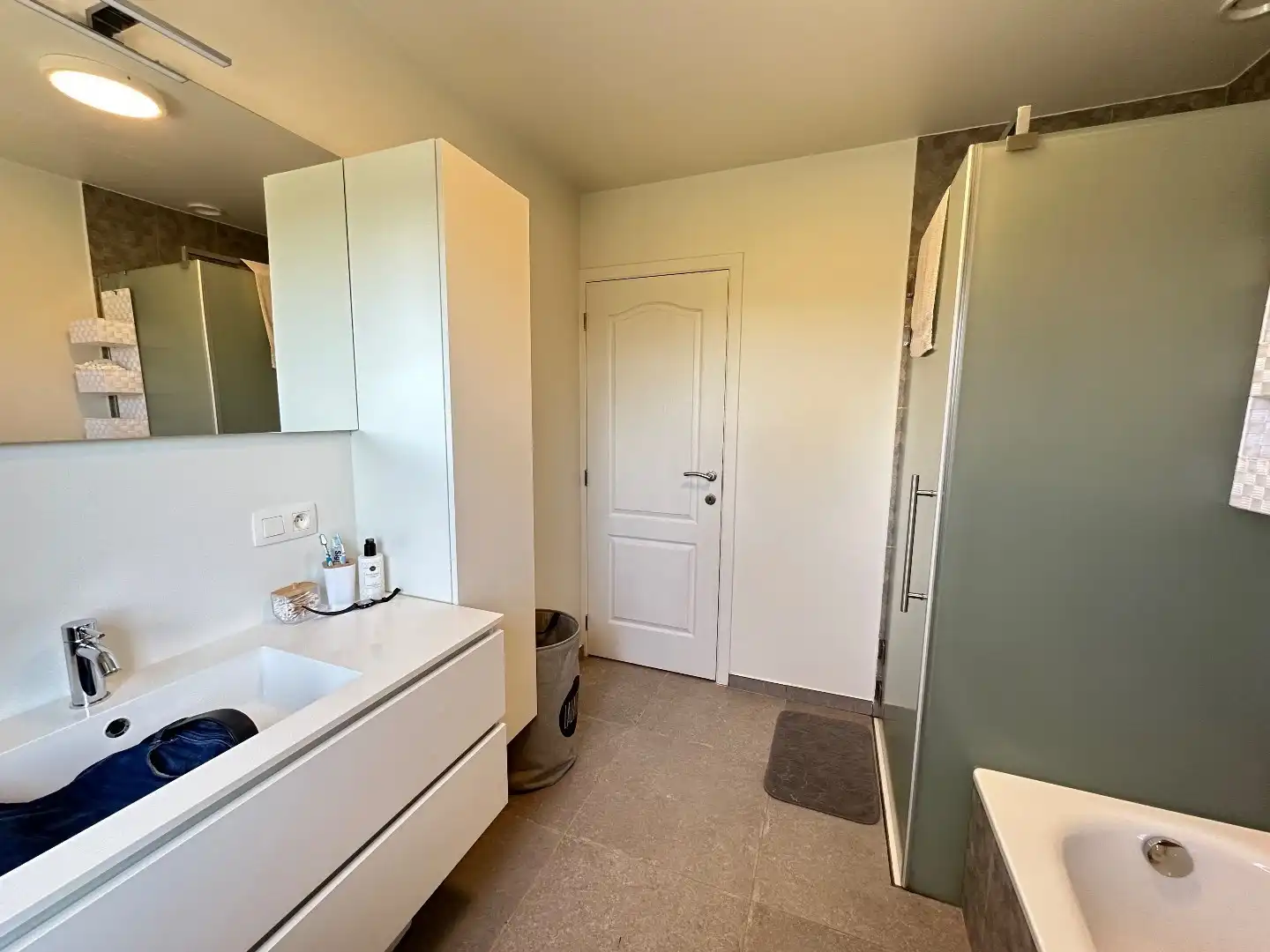Moderne gezinswoning met drie slaapkamers en energiezuinige afwerking foto 13