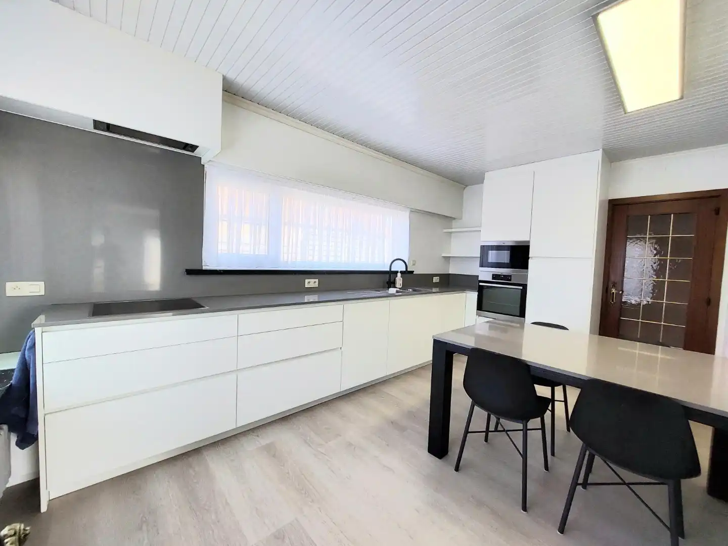 Ruime alleenstaande villa foto 5