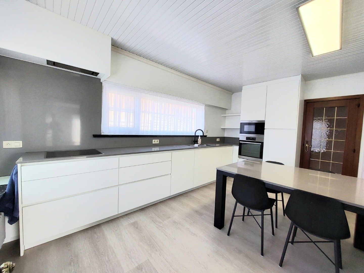 Ruime alleenstaande villa foto 5