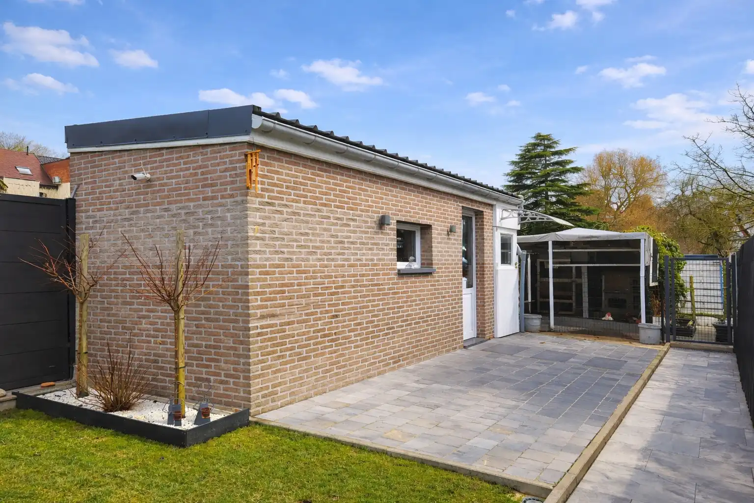 Deze charmante en verrassend ruime woning combineert karakter met hedendaags comfort en is gelegen op een perceel van 341 m² met een zuidwestgericht terras. foto 7
