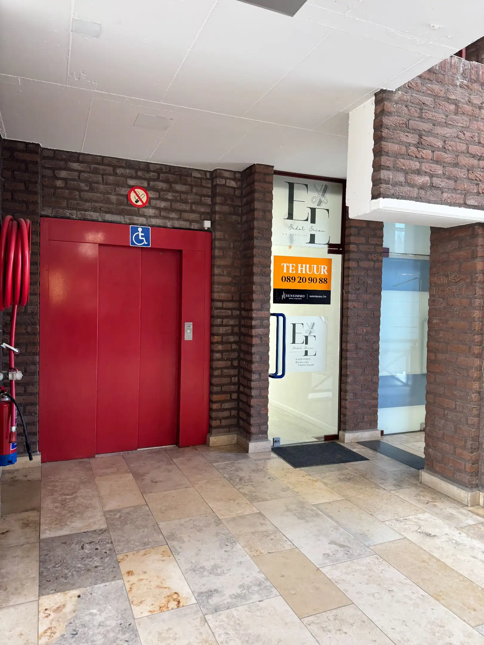 Handelsruimte in het hartje van Genk foto {{pictureIndex}}