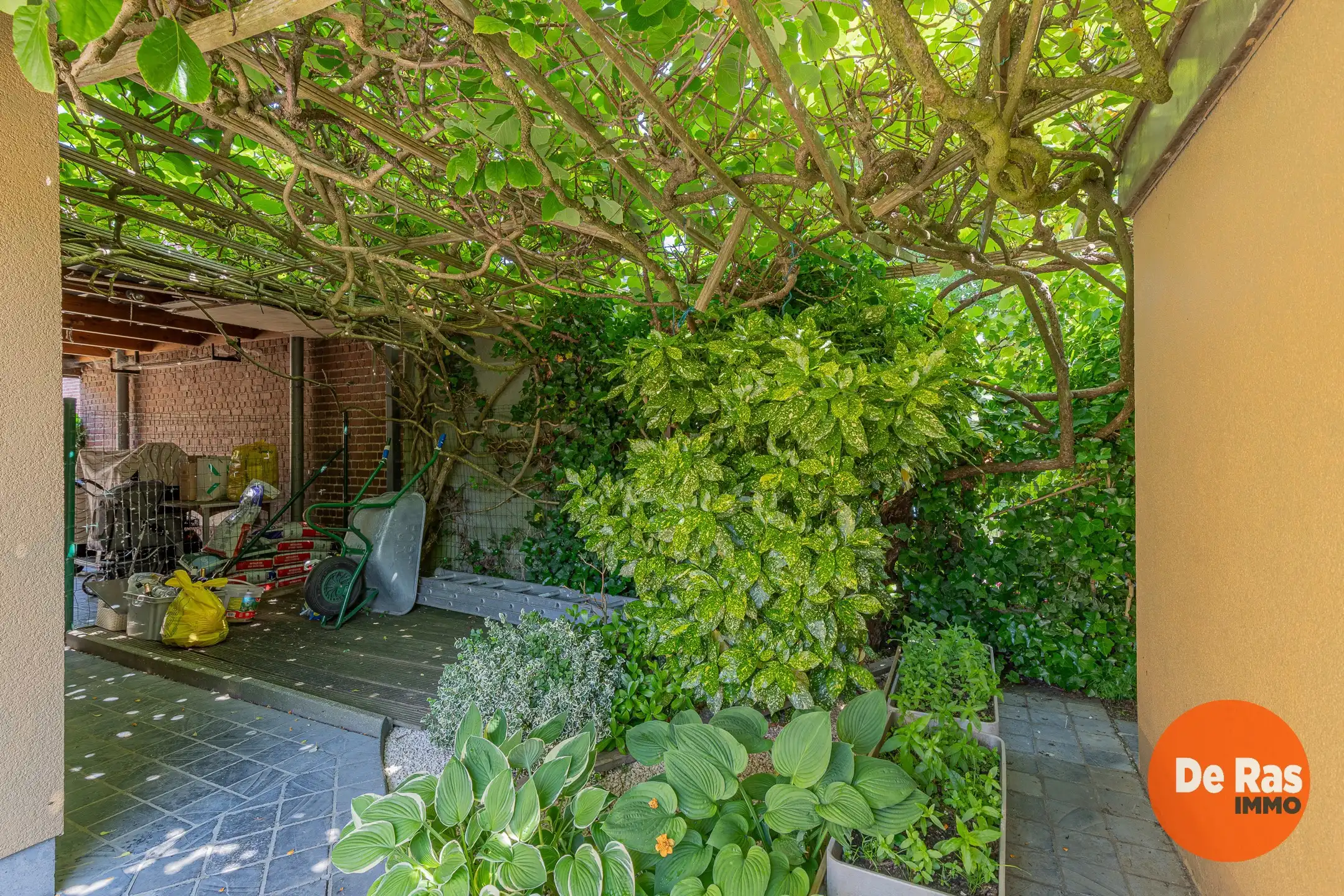 WETTEREN - Open bebouwing in rustige straat met leuke tuin foto 20