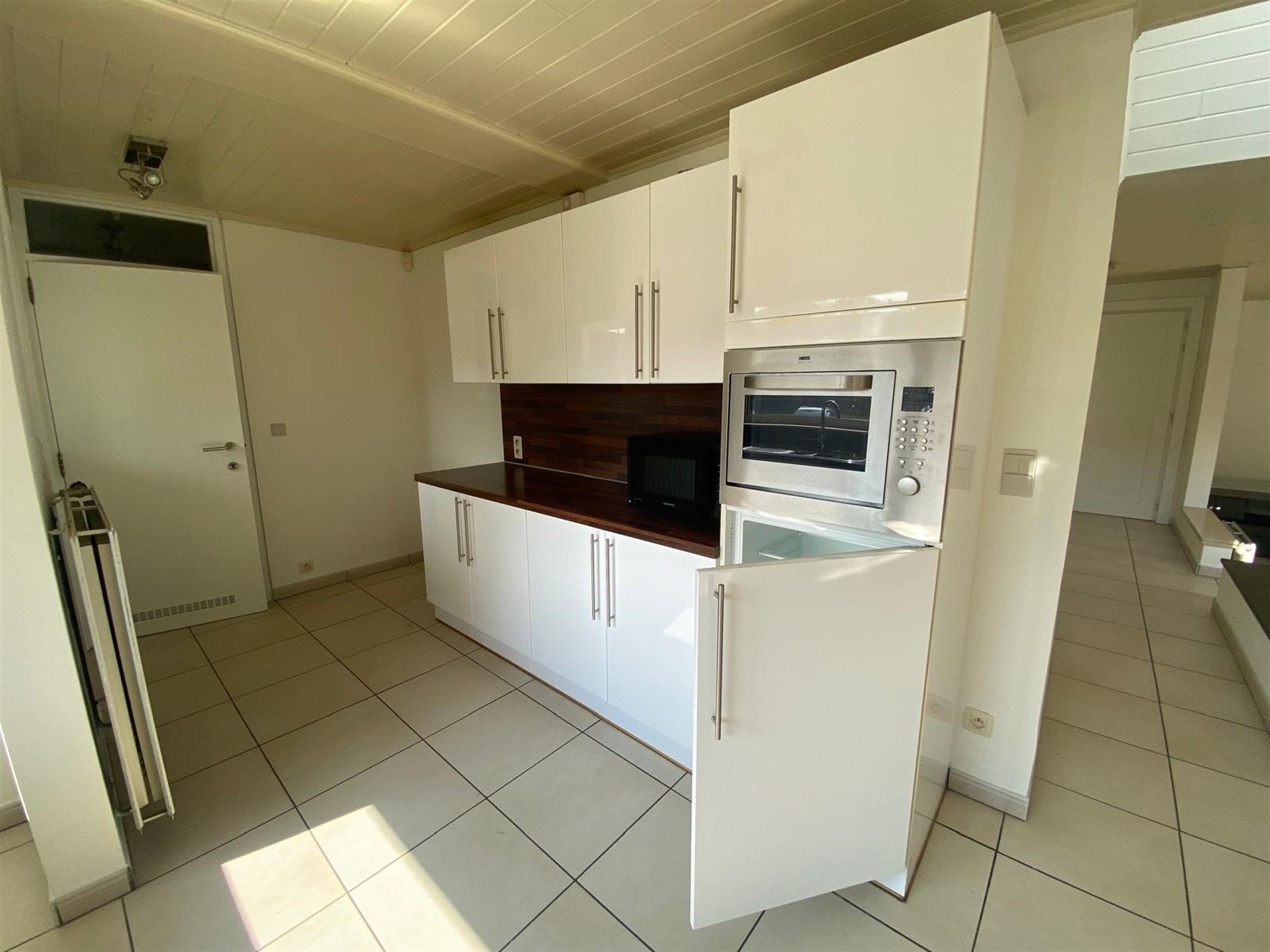 Ruime bungalow met twee slaapkamers en grote tuin foto 10