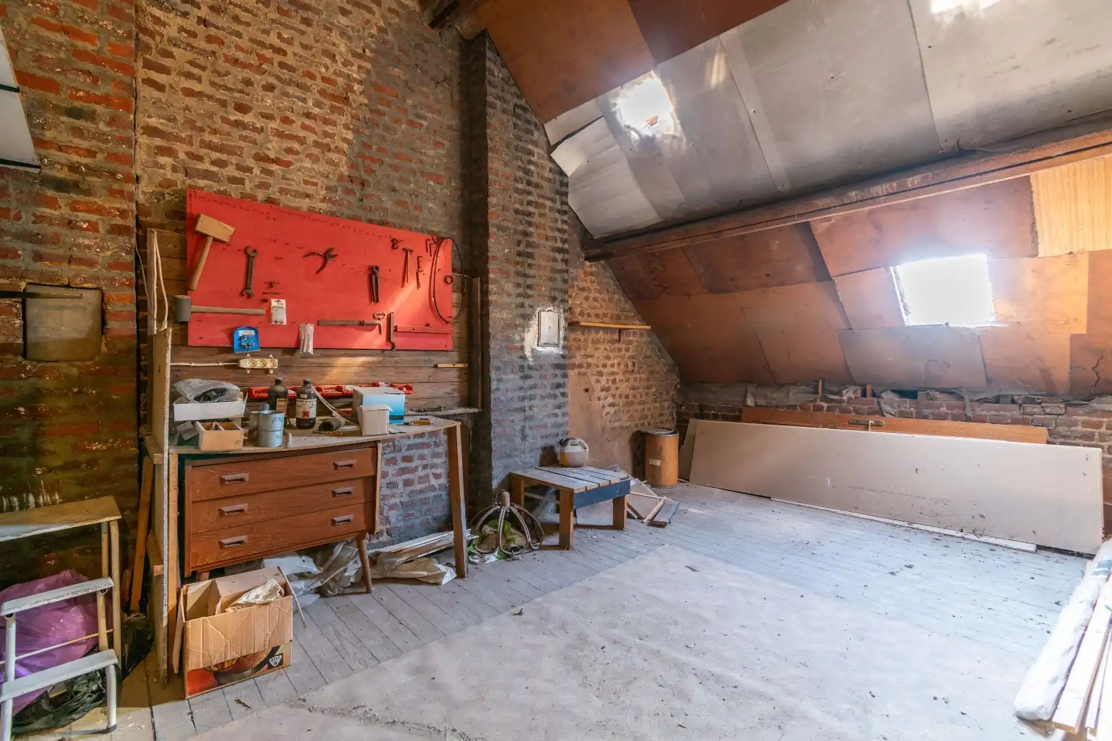 Een goed gelegen, verder af te werken rijwoning te Lot foto 9