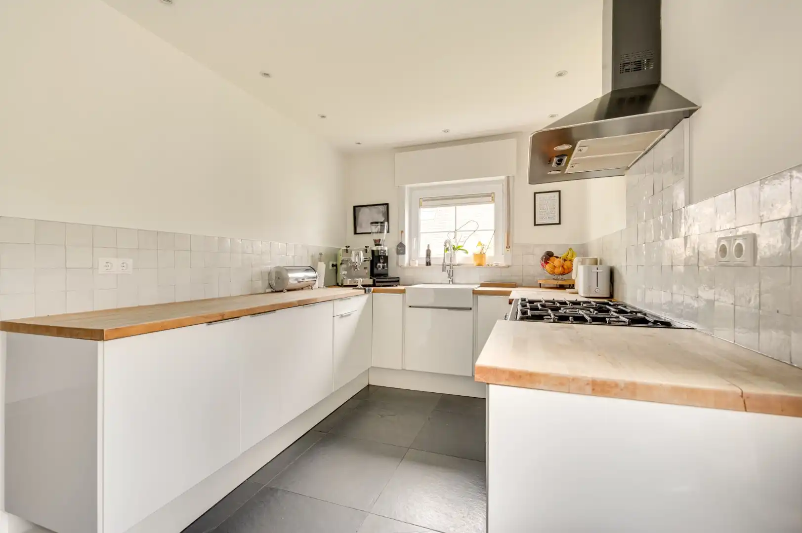 Karaktervolle alleenstaande ruime villa met rondom tuin op korte afstand van het strand  foto 11