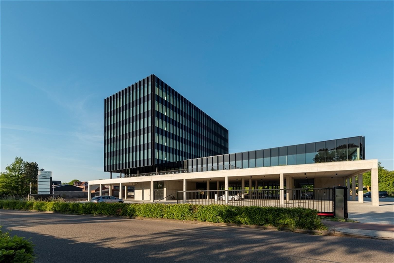 Nieuwbouwkantoren in Square One met lichtinval foto {{pictureIndex}}