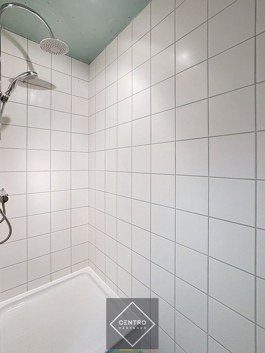 Prachtig BEDRIJFSPAND, bestaande uit MAGAZIJN (576m2 + tussenverdieping), BURELEN en instapklare, alleenstaande WONING. Op ambachtelijke zone te Aalter. foto 11