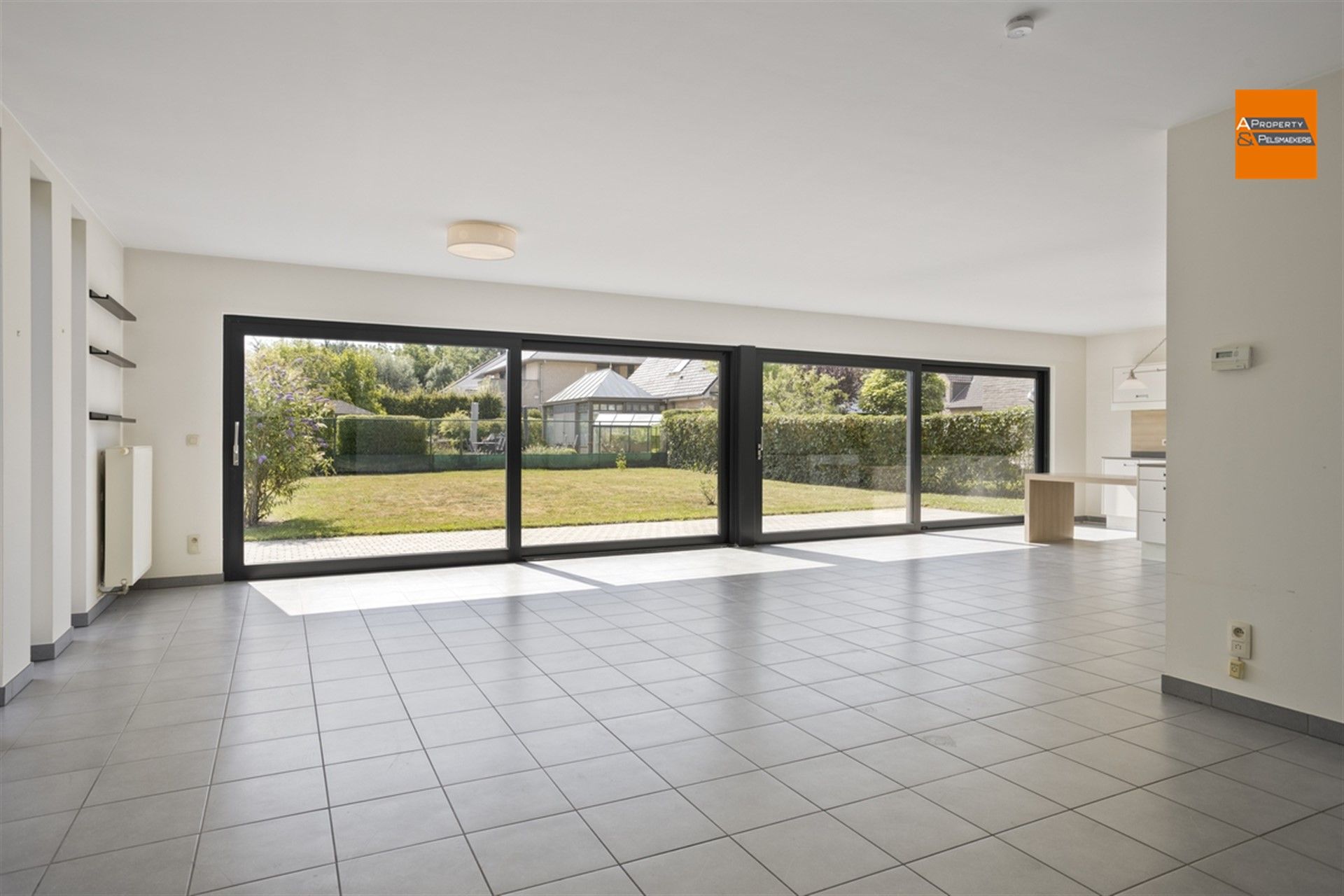 Een stijlvolle villa gelegen in een rustige straat in Kortenberg.

 foto 2