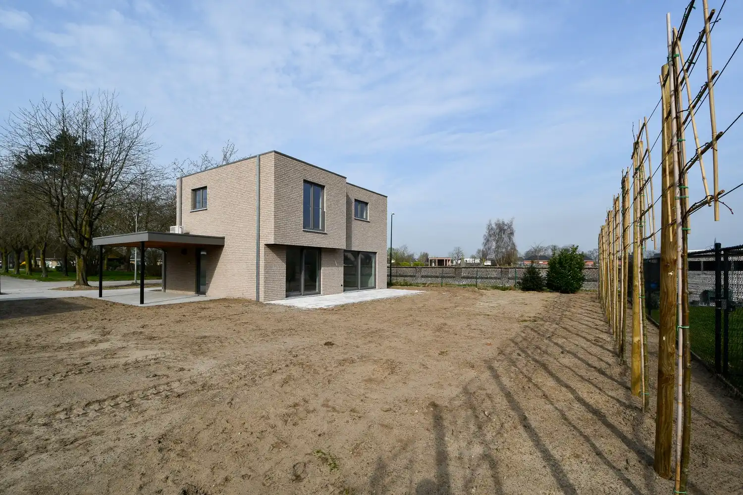 Energiezuinige nieuwbouwwoning met 3 slaapkamers en carport op een rustige locatie foto {{pictureIndex}}