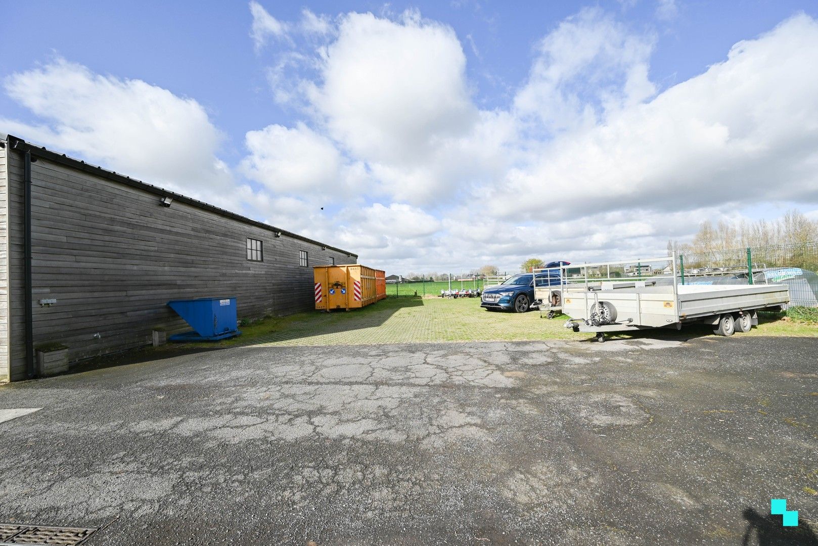 Landelijk gelegen woning met diverse loodsen foto 16